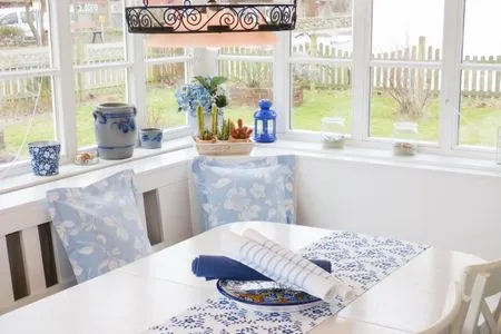 Wohnzimmer mit Gartenblick in der Ferienwohnun Brombelbei in Süddorf auf Amrum Hüs Sanskiin Ferienwohnung *Brombelbei*