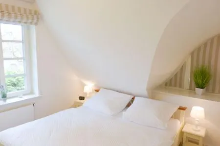 Doppelbettschlafzimmer in der Ferienwohnung Seepferdchen in Süddorf auf Amrum Heidehüs Friesenhaushälfte *Seepferdchen*