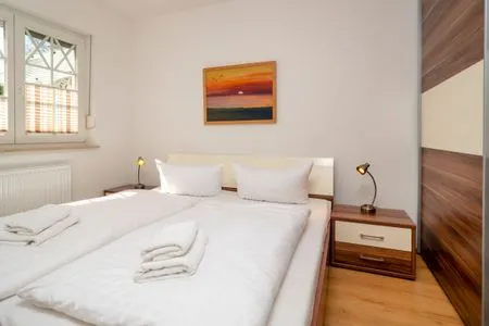 Schlafzimmer mit Doppelbett  Villa Carpe Diem - Wohnung 2