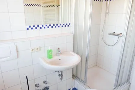 Duschbad in der Ferienwohnung At Nuurdlacht in Nebel auf Amrum Haus Nordlicht Ferienwohnung *At Nuurdlacht*