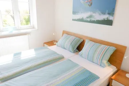 Doppelbettschlafzimmer in der Ferienwohnung At Nuurdlacht in Nebel auf Amrum Haus Nordlicht Ferienwohnung *At Nuurdlacht*