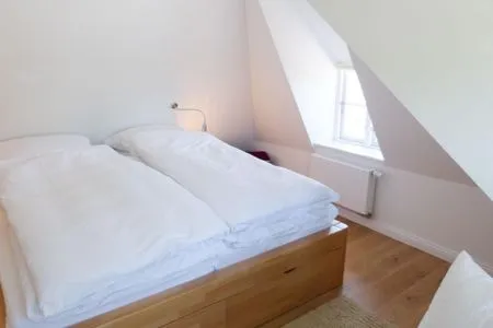 Schlafbereich der Ferienwohnung Ruad Waanang in Nebel auf Amrum Hüs Letj Warft Friesenhaushälfte „Ruard Waanang"