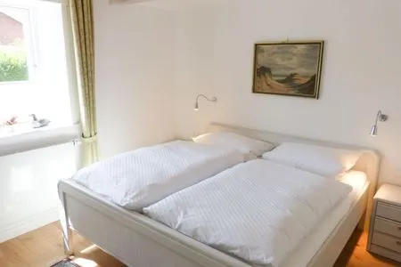 Schlafzimmer der Ferienwohnung Green Waanang in Nebel auf Amrum Hüs Letj Warft Ferienwohnung „Green Waanang"