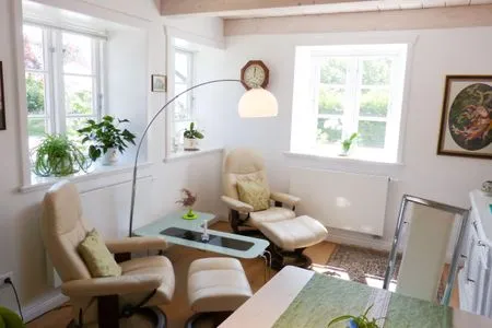Wohnbereich der Ferienwohnung Green Waanang in Nebel auf Amrum Hüs Letj Warft Ferienwohnung „Green Waanang"