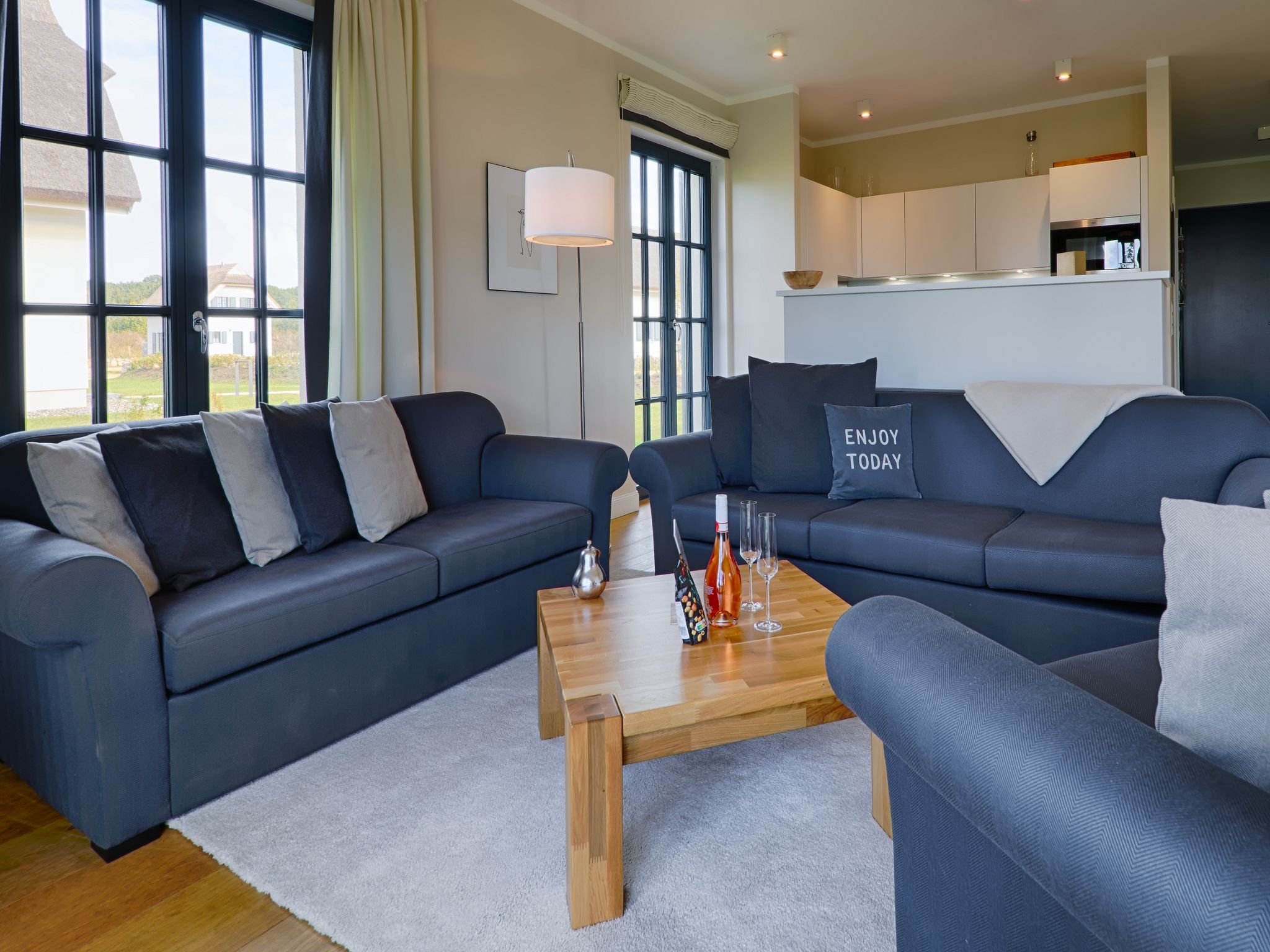 Luxus Reetdachvilla mit 3 Schlafzimmern, Sauna und Kamin (F08) - Wohnzimmer