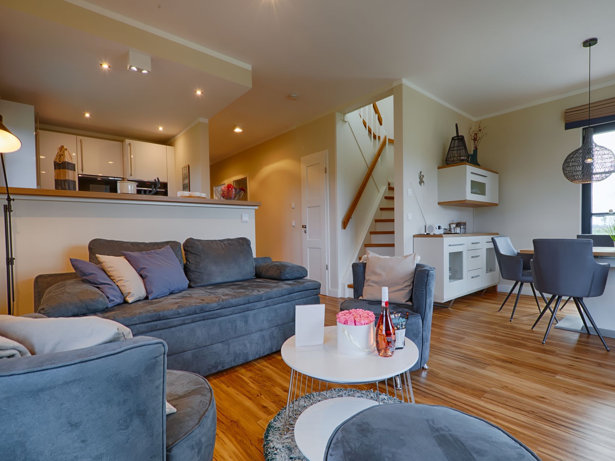 Premium Reetdachvilla mit 3 Schlafzimmern, Sauna, Kamin und Massagesessel (F05) - Wohnzimmer