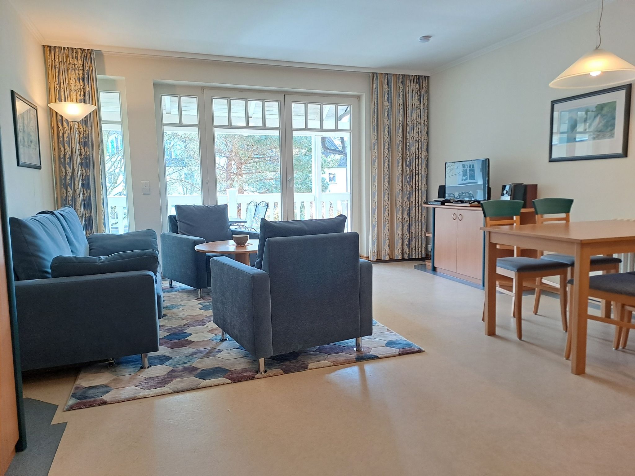 Dünenpark Binz Komfort Ferienwohnung mit 1 Schlafzimmer und Balkon im Obergeschoss (243) Insel Rügen - Wohnzimmer