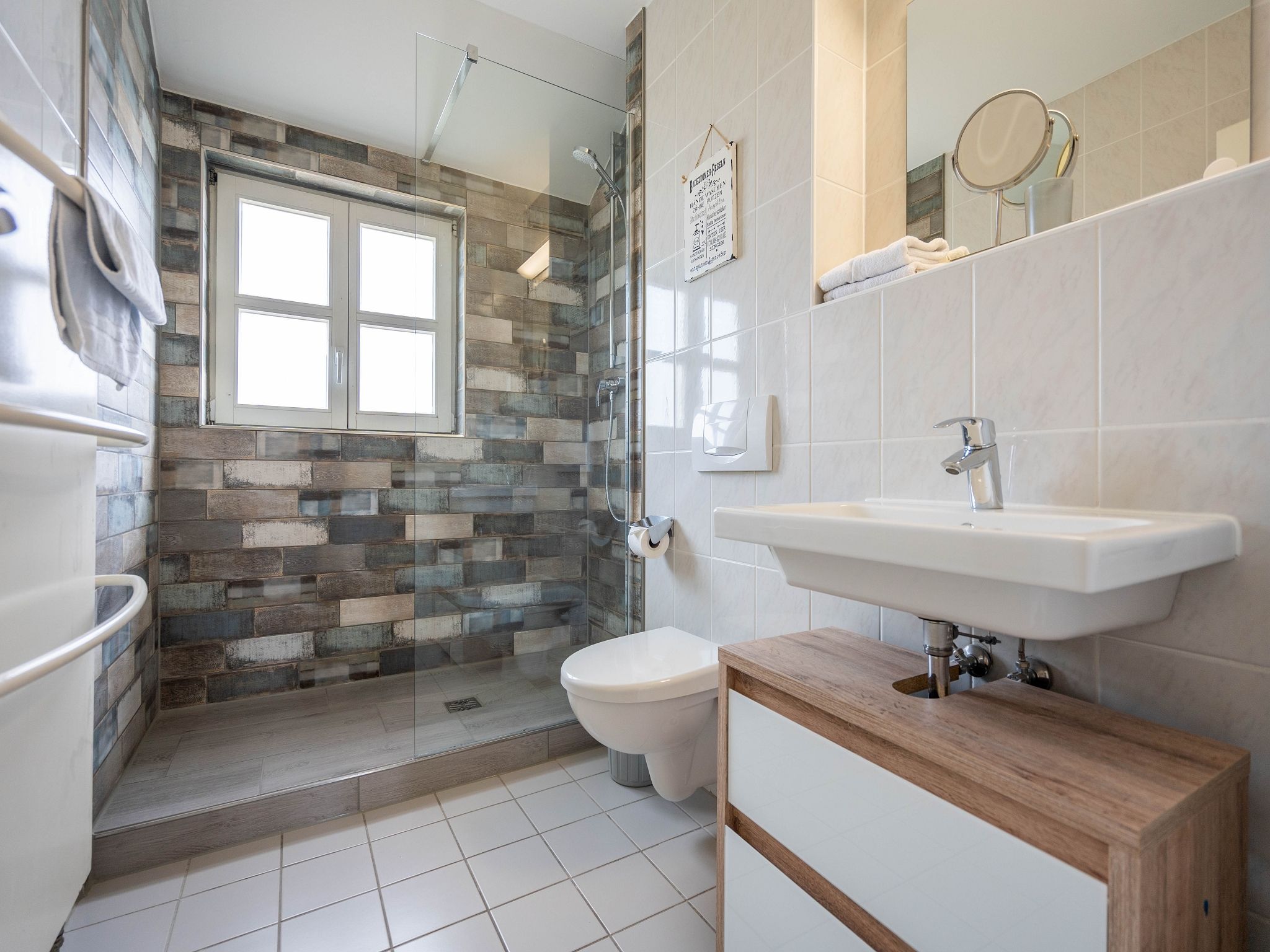 Feriendorf Rugana Komfortplus Ferienwohnung mit 2 Schlafzimmern und Terrasse (D34) Insel Rügen - Badezimmer