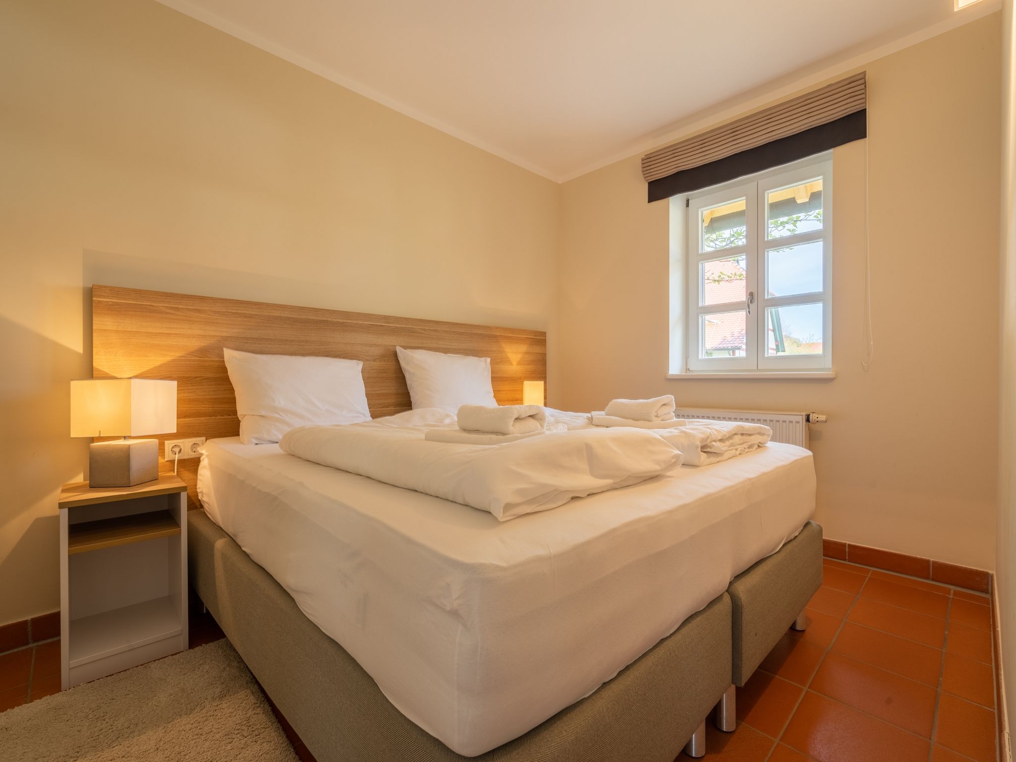 Feriendorf Rugana Komfortplus Ferienwohnung mit 1 Schlafzimmer und Terrasse (B25) Insel Rügen - Schlafzimmer