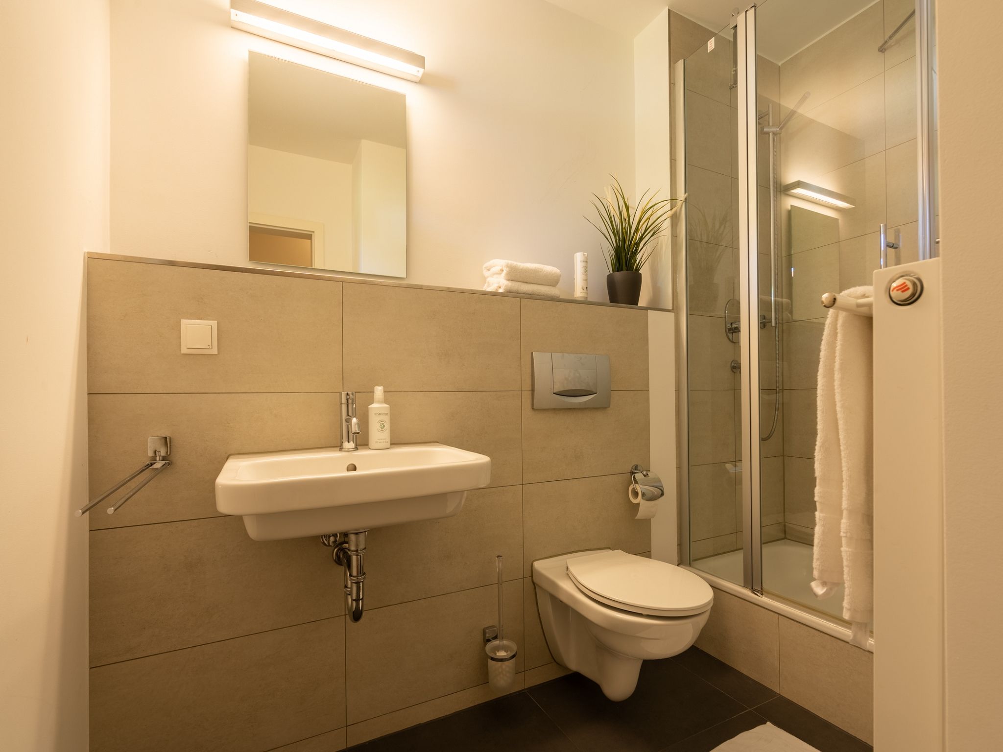 Feriendorf Rugana Komfortplus Ferienwohnung mit 1 Schlafzimmer und Terrasse (B25) Insel Rügen - Badezimmer