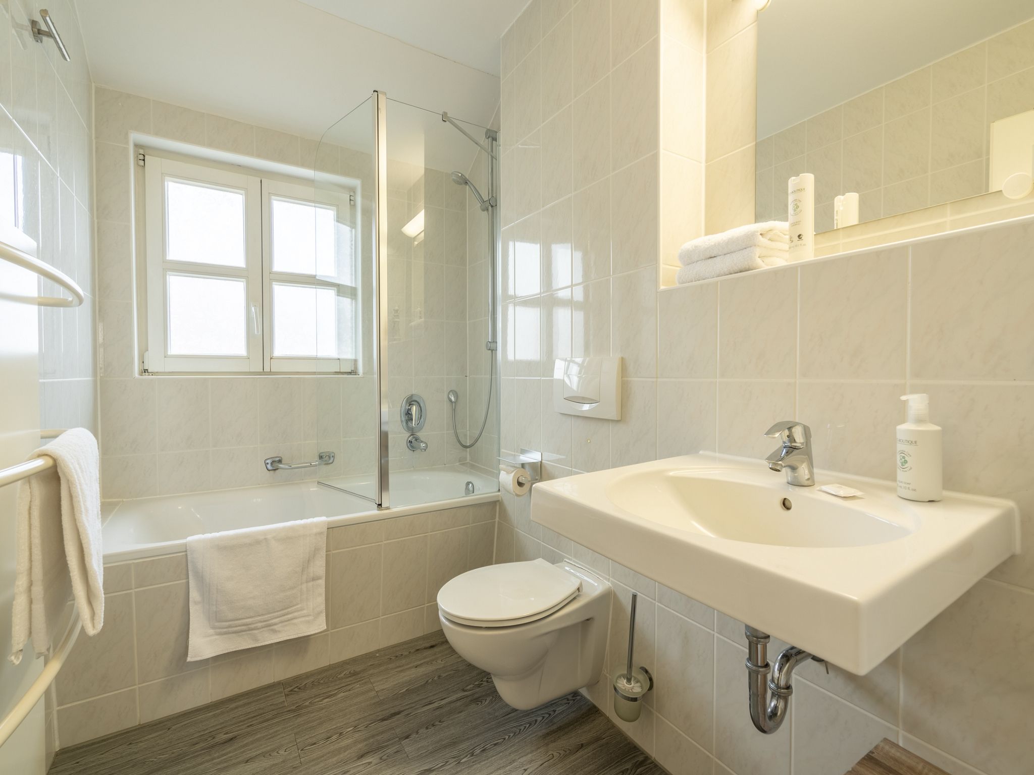 Feriendorf Rugana Komfort Ferienwohnung mit 2 Schlafzimmern und Terrasse (D03) Insel Rügen - Badezimmer