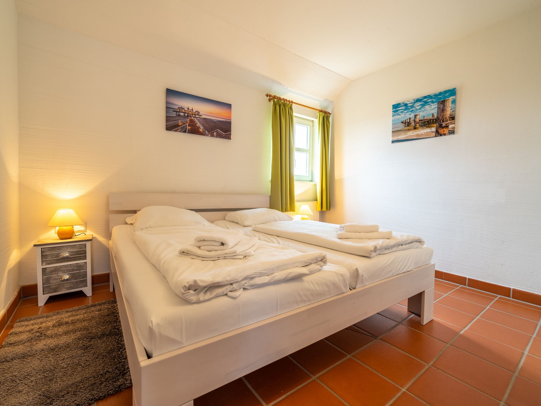 Feriendorf Rugana Komfort Ferienwohnung mit 2 Schlafzimmern und Terrasse (D03) Insel Rügen - Schlafzimmer