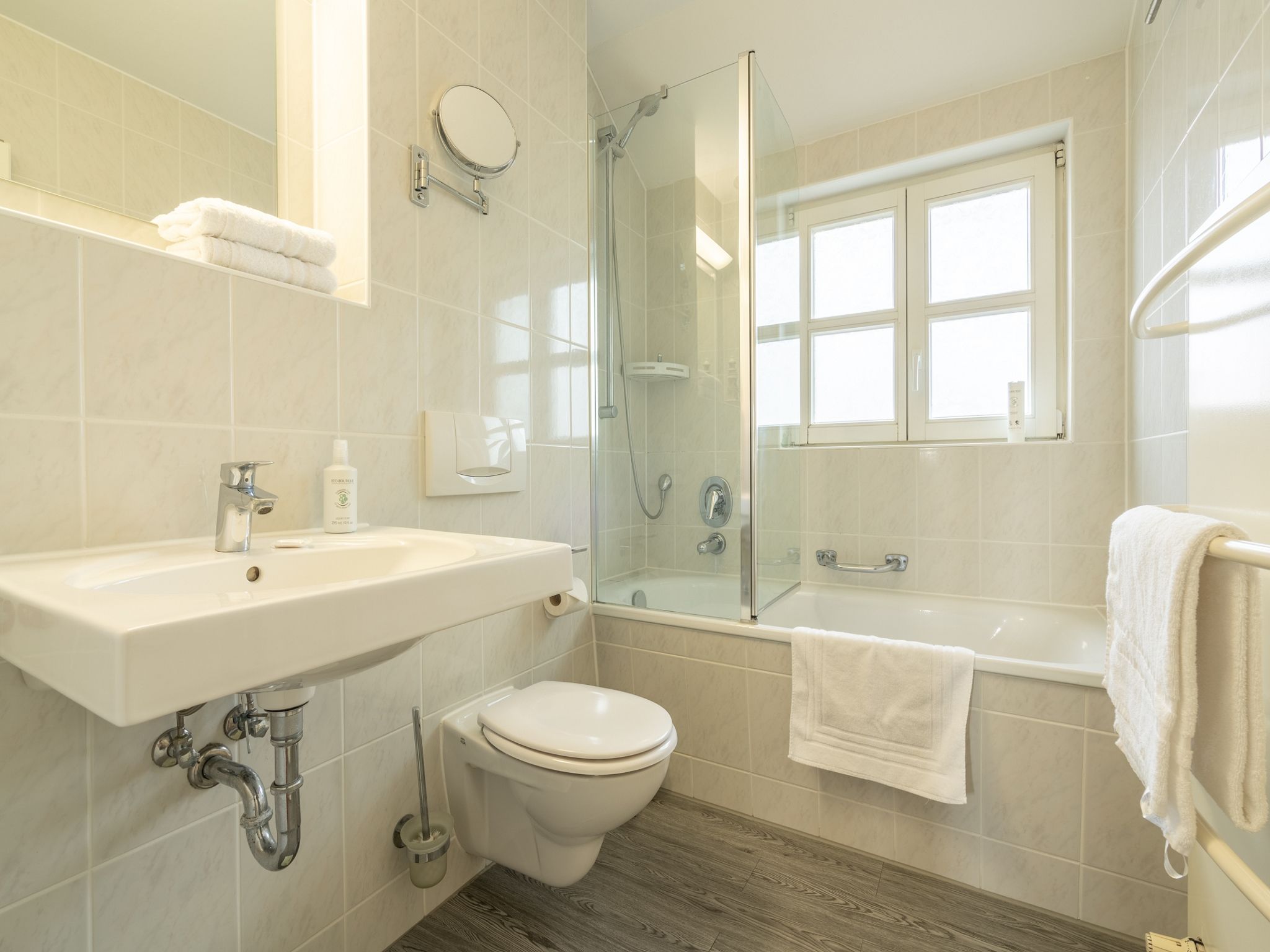 Feriendorf Rugana Komfort Ferienwohnung mit 2 Schlafzimmern und Terrasse (D04) Insel Rügen - Badezimmer