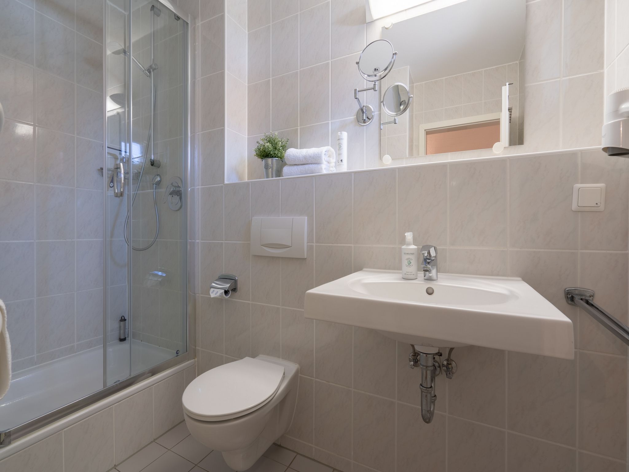 Feriendorf Rugana Klassik Ferienwohnung mit 1 Schlafzimmern und Terrasse (D29) Insel Rügen - Badezimmer