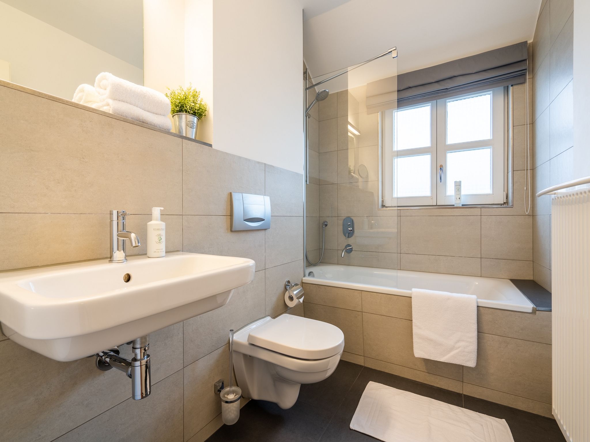 Feriendorf Rugana Komfortplus Ferienwohnung mit 2 Schlafzimmern und Terrasse (D33) Insel Rügen - Badezimmer