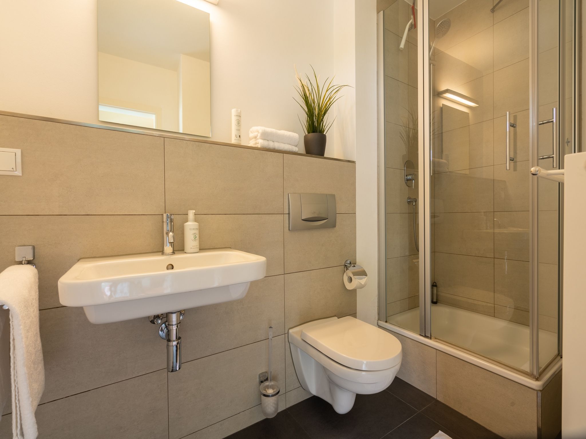 Feriendorf Rugana Komfortplus Ferienwohnung mit 1 Schlafzimmern und Terrasse (D46) Insel Rügen - Badezimmer