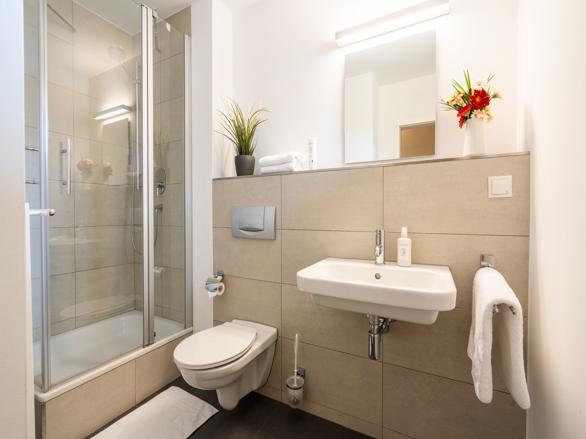 Feriendorf Rugana Komfortplus Ferienwohnung mit 1 Schlafzimmern und Terrasse (D47) Insel Rügen - Badezimmer