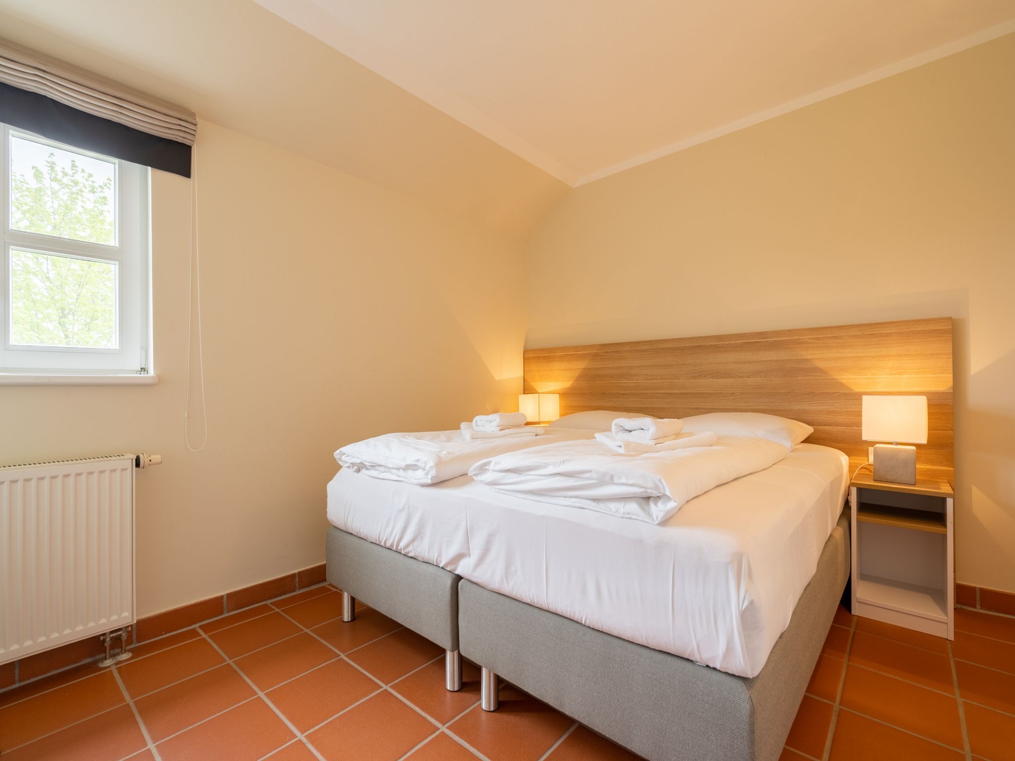 Feriendorf Rugana Komfortplus Ferienwohnung mit 2 Schlafzimmern und Terrasse (D51) Insel Rügen - Schlafzimmer