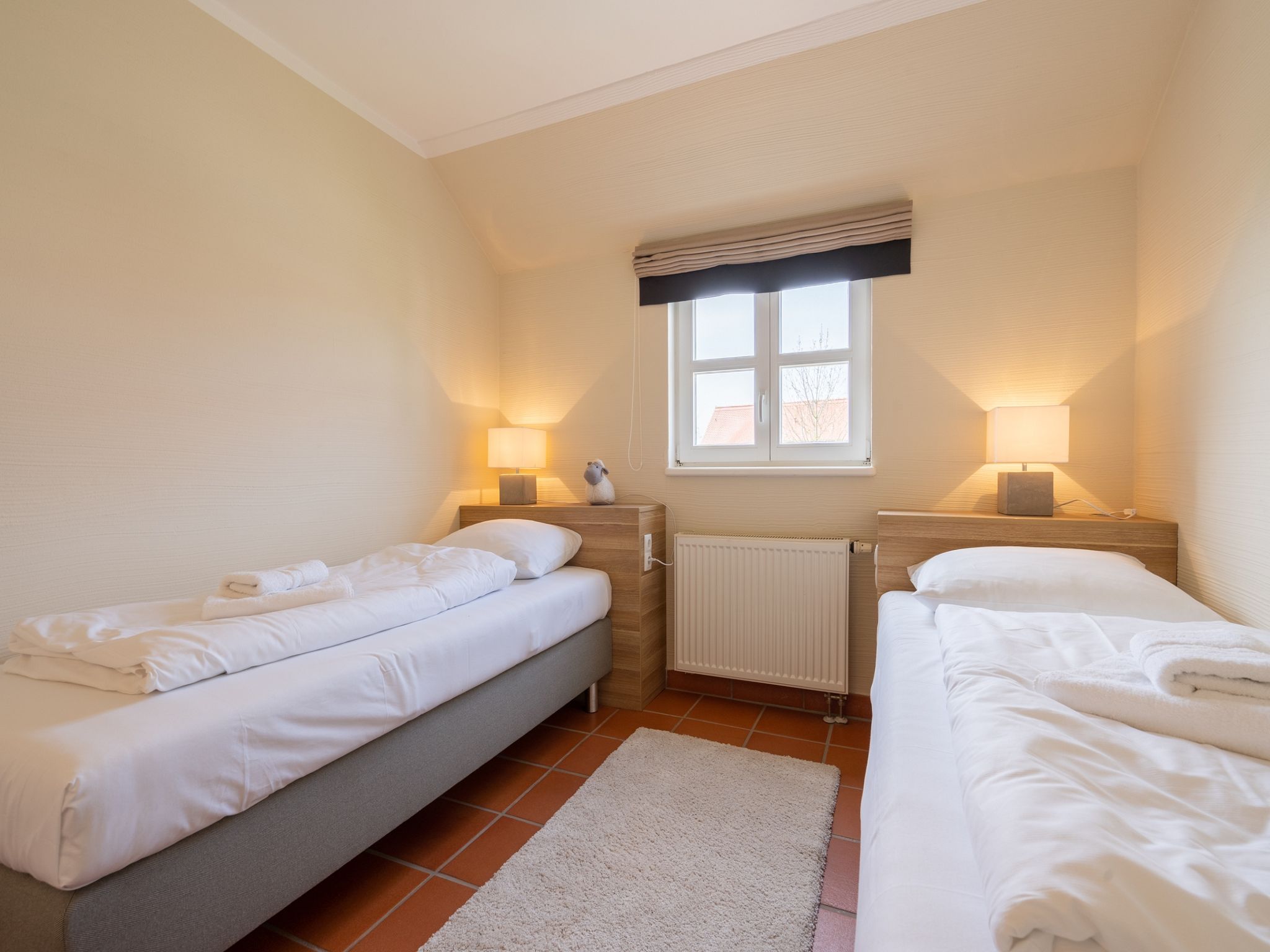 Feriendorf Rugana Komfortplus Ferienwohnung mit 2 Schlafzimmern und Terrasse (D52) Insel Rügen - Schlafzimmer