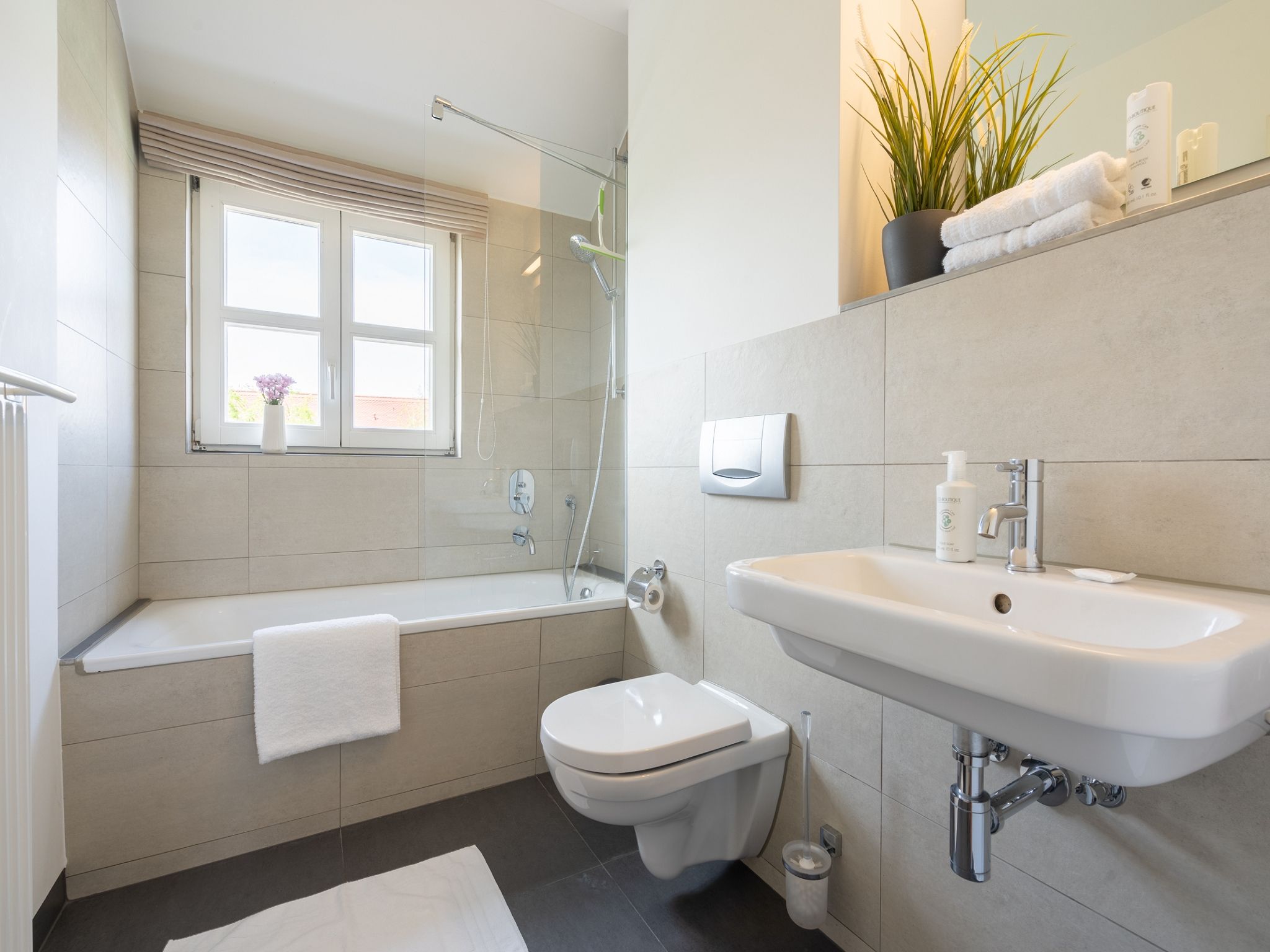 Feriendorf Rugana Komfortplus Ferienwohnung mit 2 Schlafzimmern und Terrasse (D52) Insel Rügen - Badezimmer