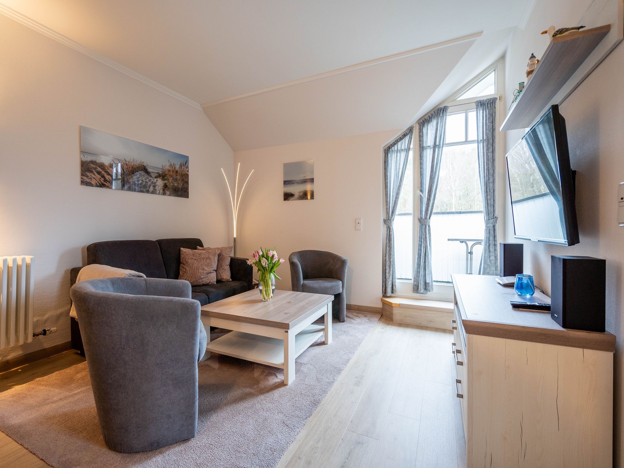 Dünenpark Binz Komfortplus Ferienwohnung mit 2 Schlafzimmern und Balkon im Dachgeschoss (009) Insel Rügen - Wohnzimmer