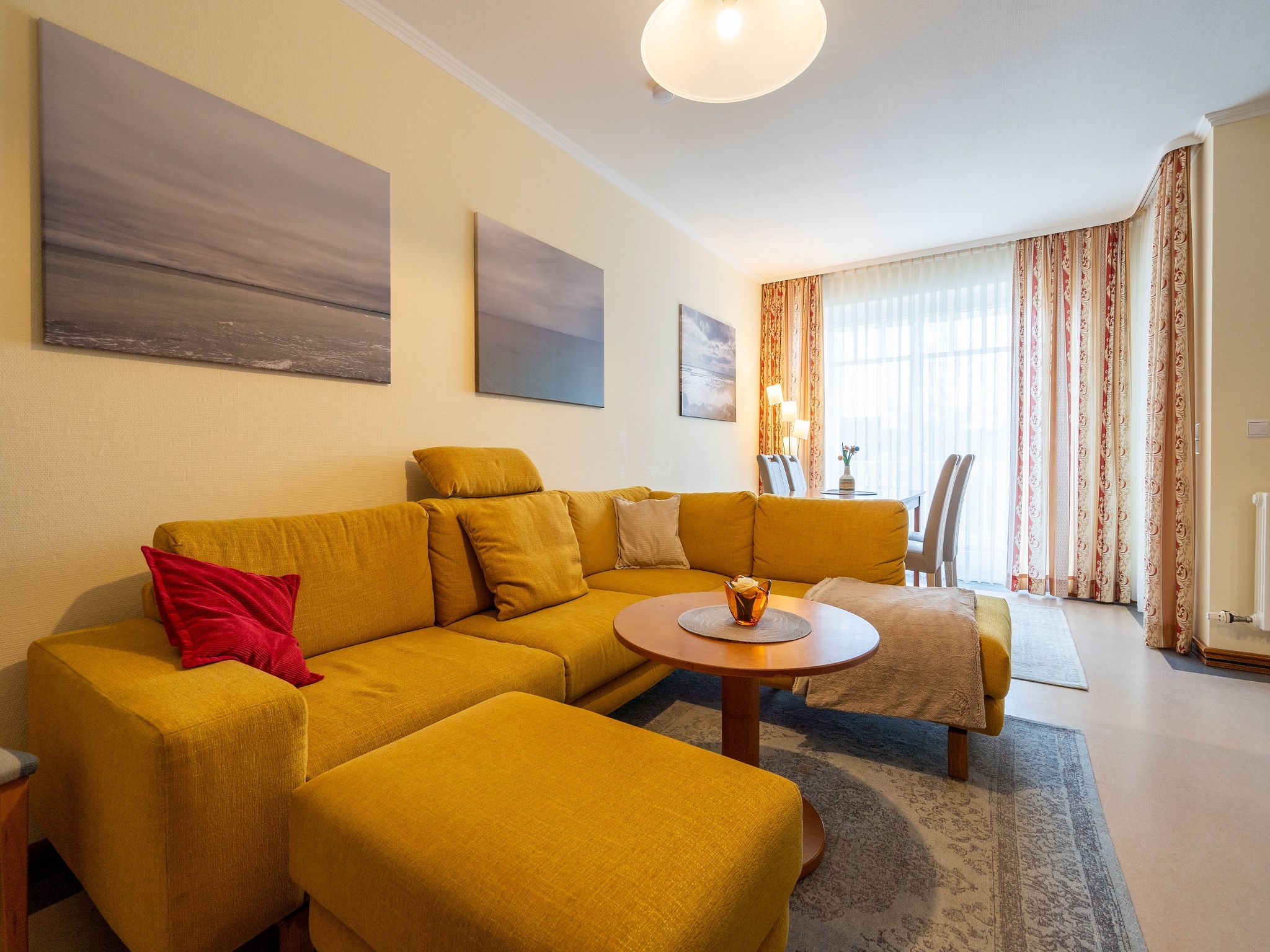 Dünenpark Binz Komfort Ferienwohnung mit 2 Schlafzimmern und Balkon im Dachgeschoss (031) Insel Rügen - Wohnzimmer