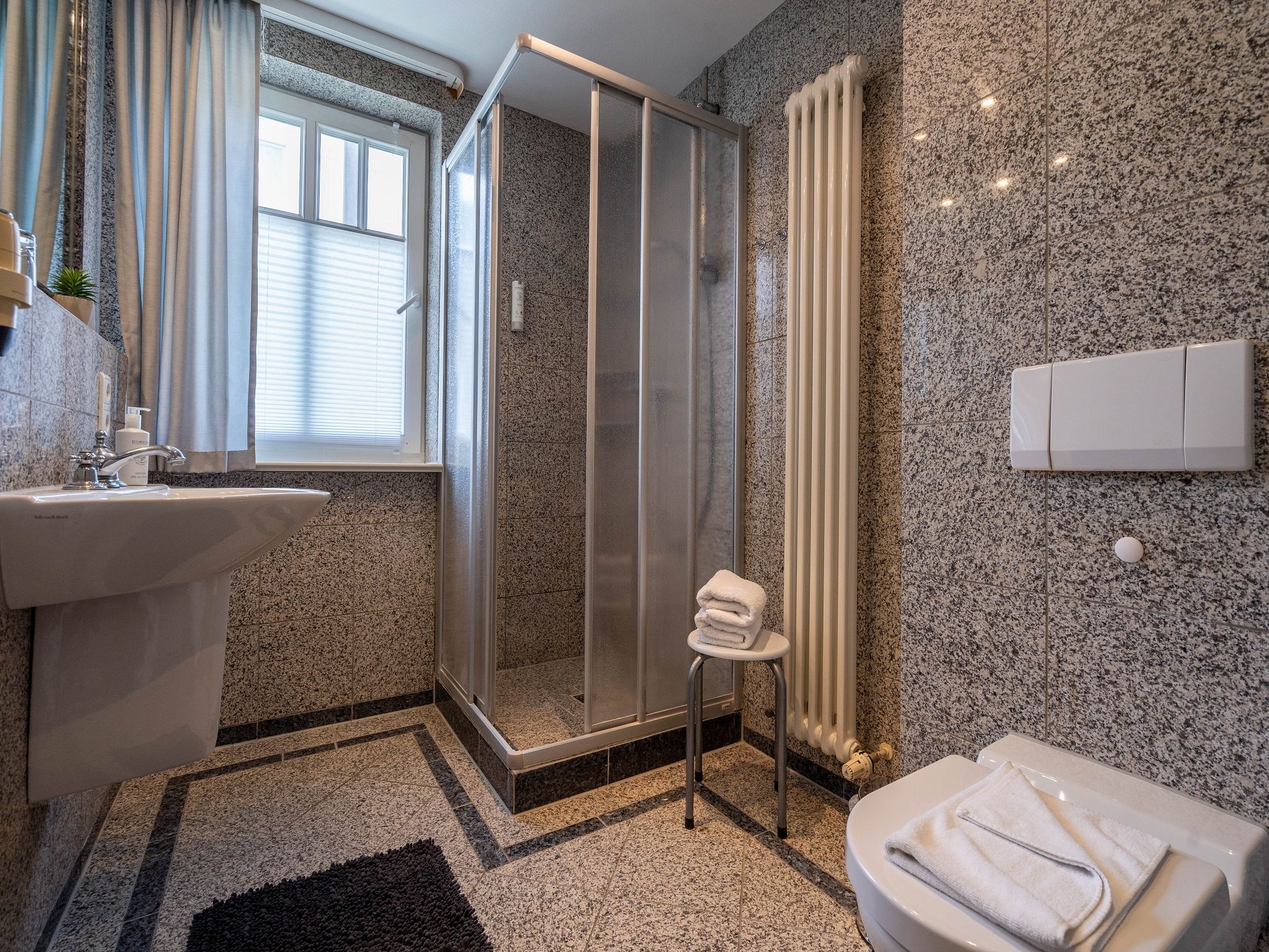 Dünenpark Binz Komfortplus Ferienwohnung mit 1 Schlafzimmer und Balkon im Obergeschoss (046) Insel Rügen - Badezimmer