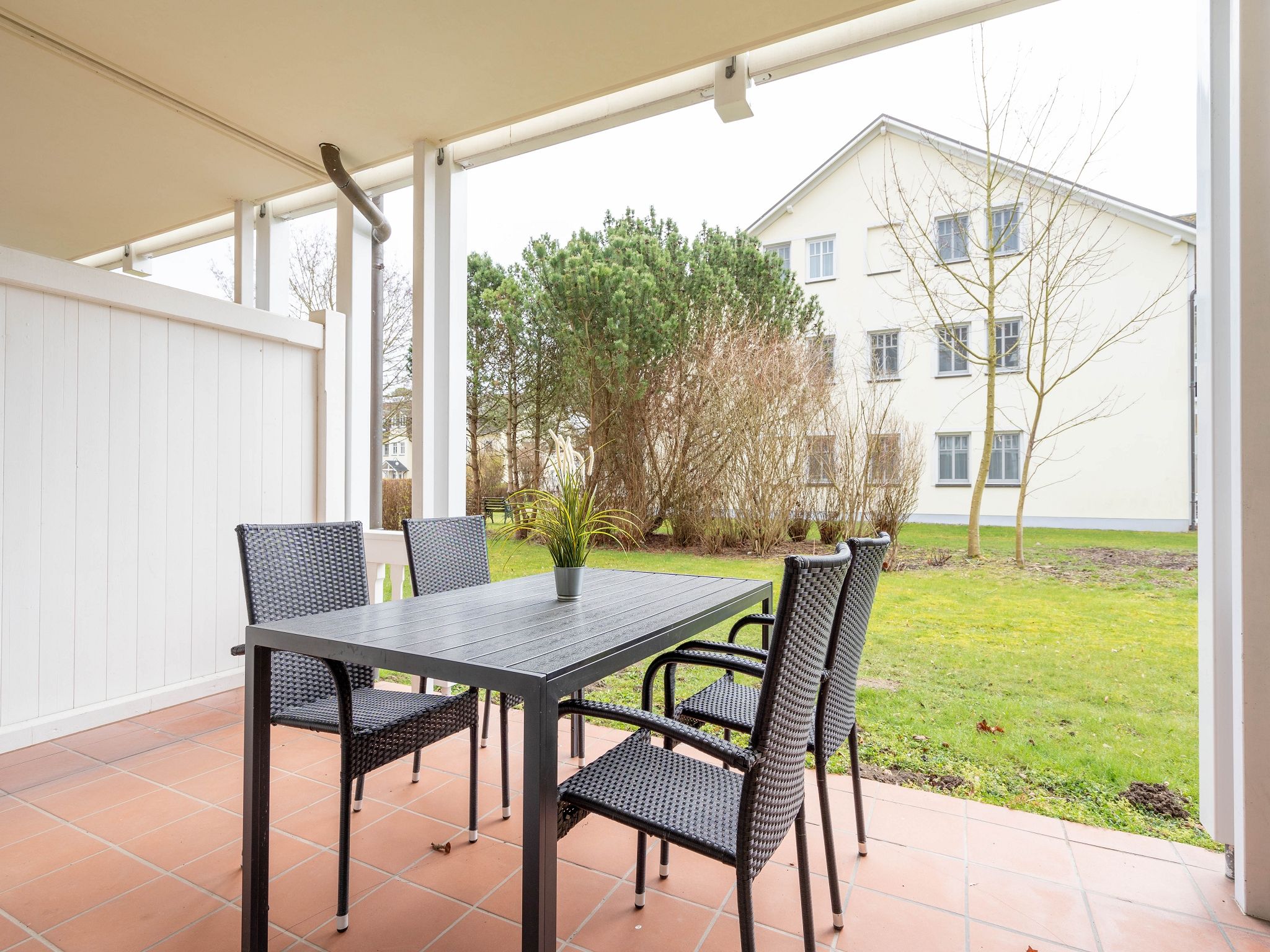Dünenpark Binz Komfortplus Ferienwohnung mit 1 Schlafzimmer und Terrasse im Erdgeschoss (221) Insel Rügen - Terrasse