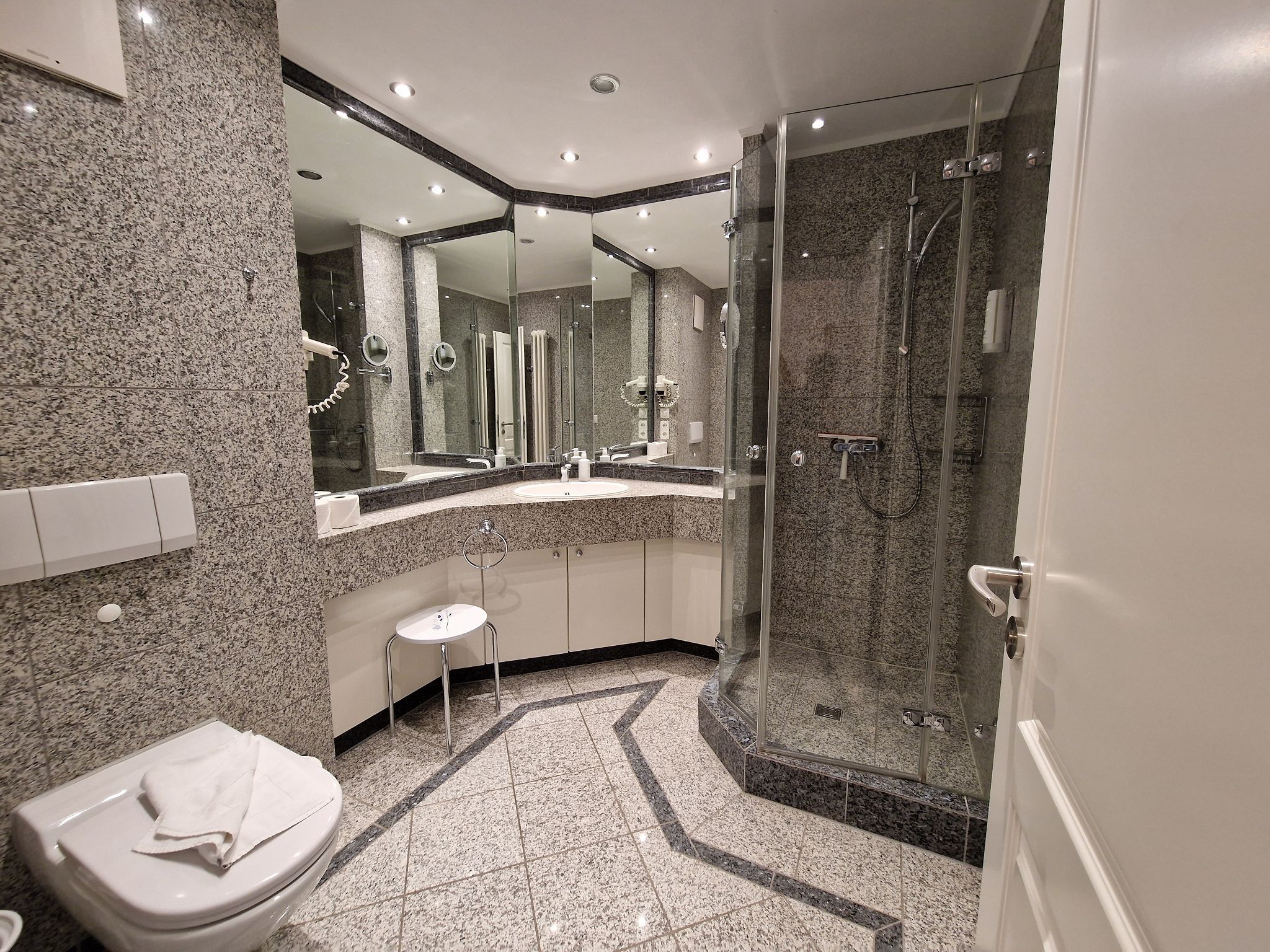 Dünenpark Binz Komfortplus Ferienwohnung mit 1 Schlafzimmer und Balkon im Dachgeschoss (113) Insel Rügen - Badezimmer