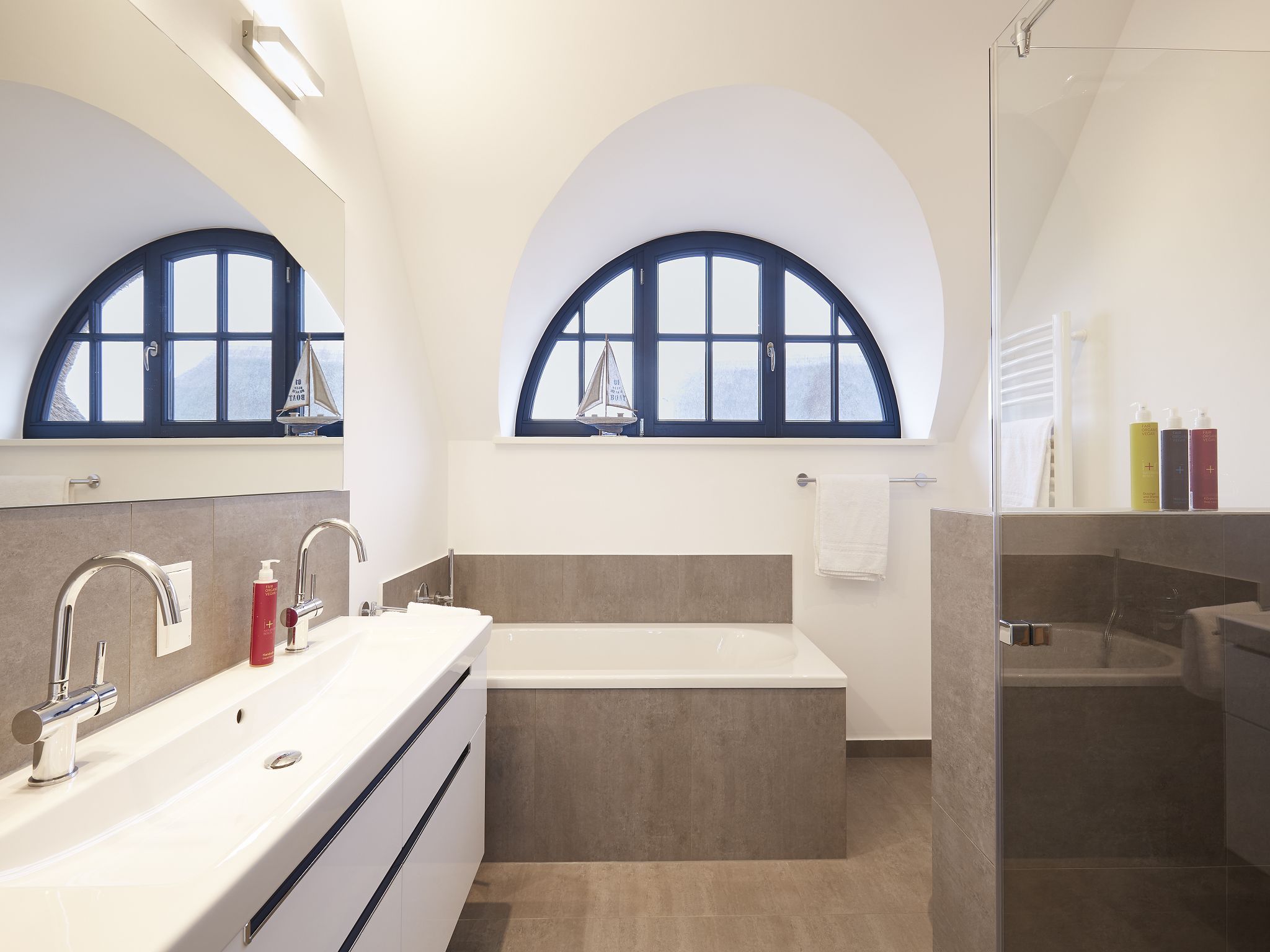 Premium Reetdachvilla mit 3 Schlafzimmern, Sauna und Kamin (F09) - Badezimmer