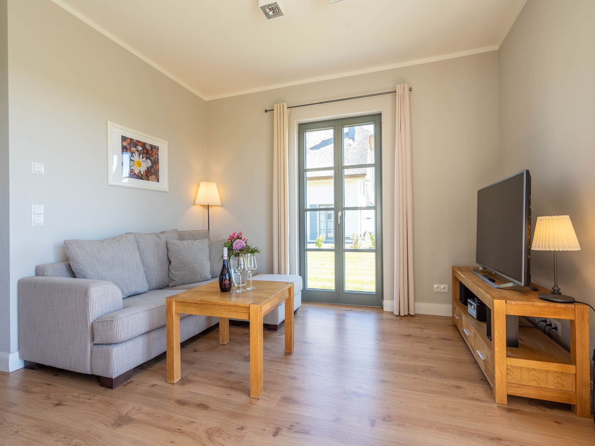 Premium Reetdachvilla mit 3 Schlafzimmern, Sauna und Kamin (E09) - Wohnzimmer