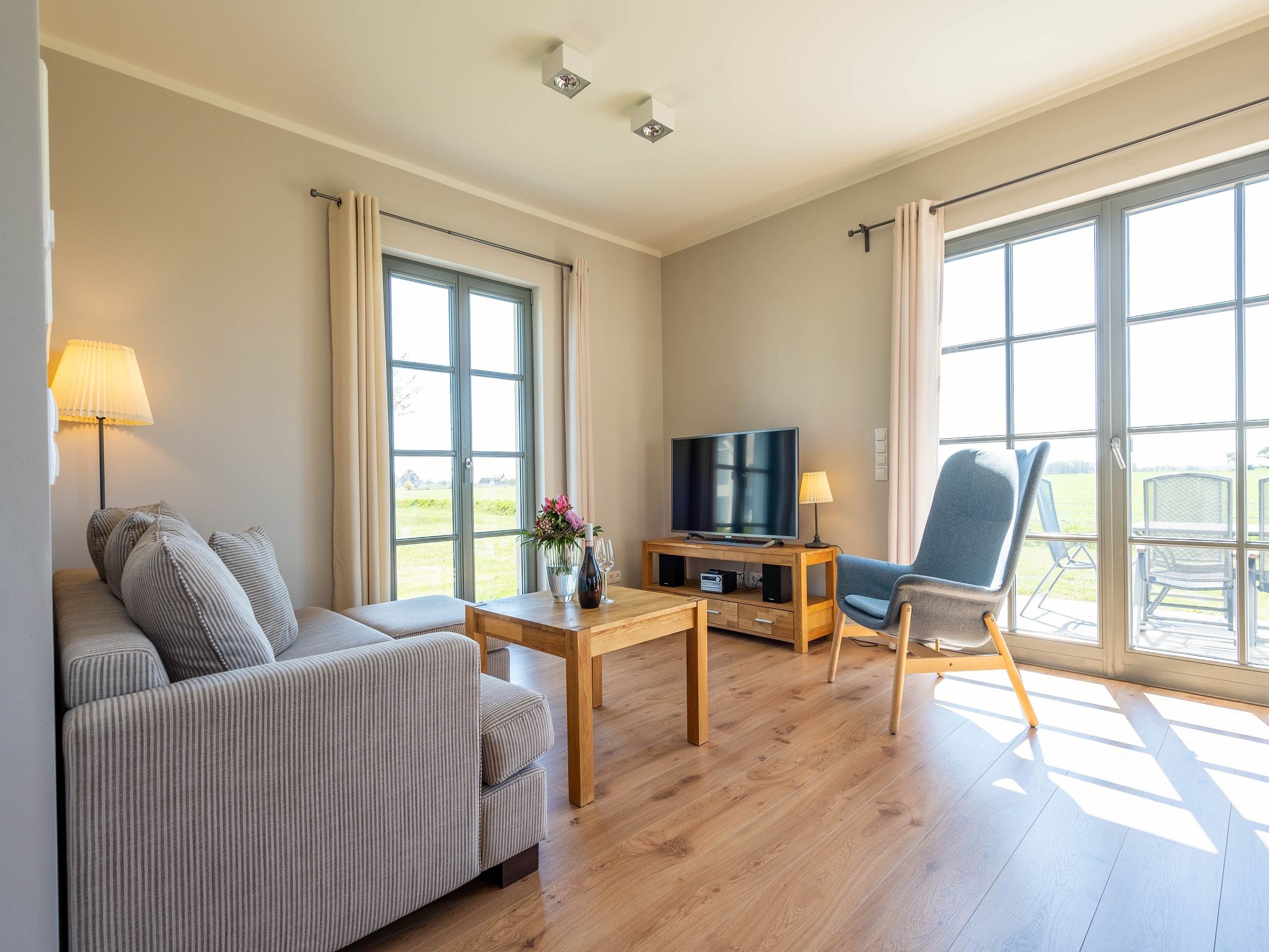 Premium Reetdachvilla mit 3 Schlafzimmern, Sauna und Kamin (E09) - Wohnzimmer