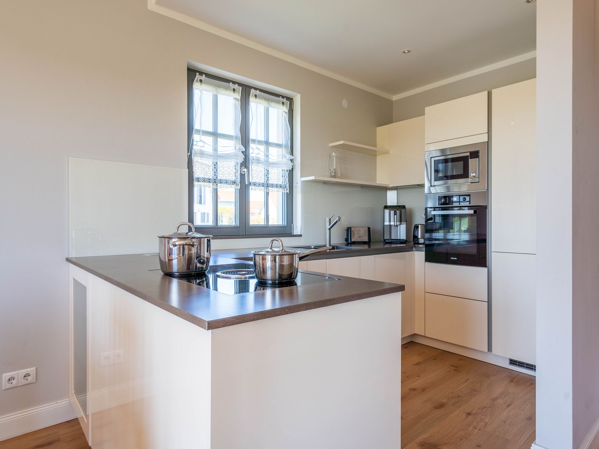 Premium Reetdachvilla mit 3 Schlafzimmern, Sauna und Kamin (E09) - Küche / Küchenzeile