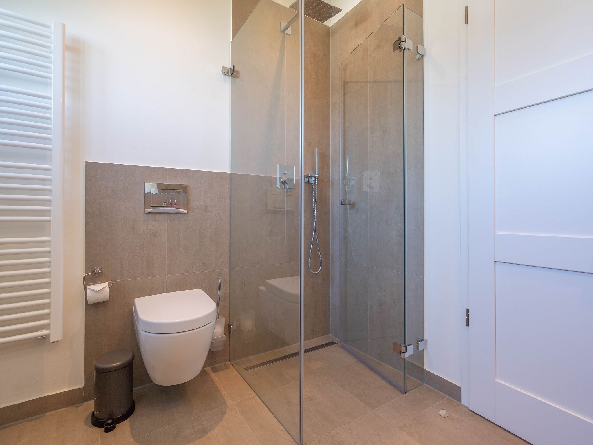 Premium Reetdachvilla mit 3 Schlafzimmern, Sauna und Kamin (E09) - Badezimmer