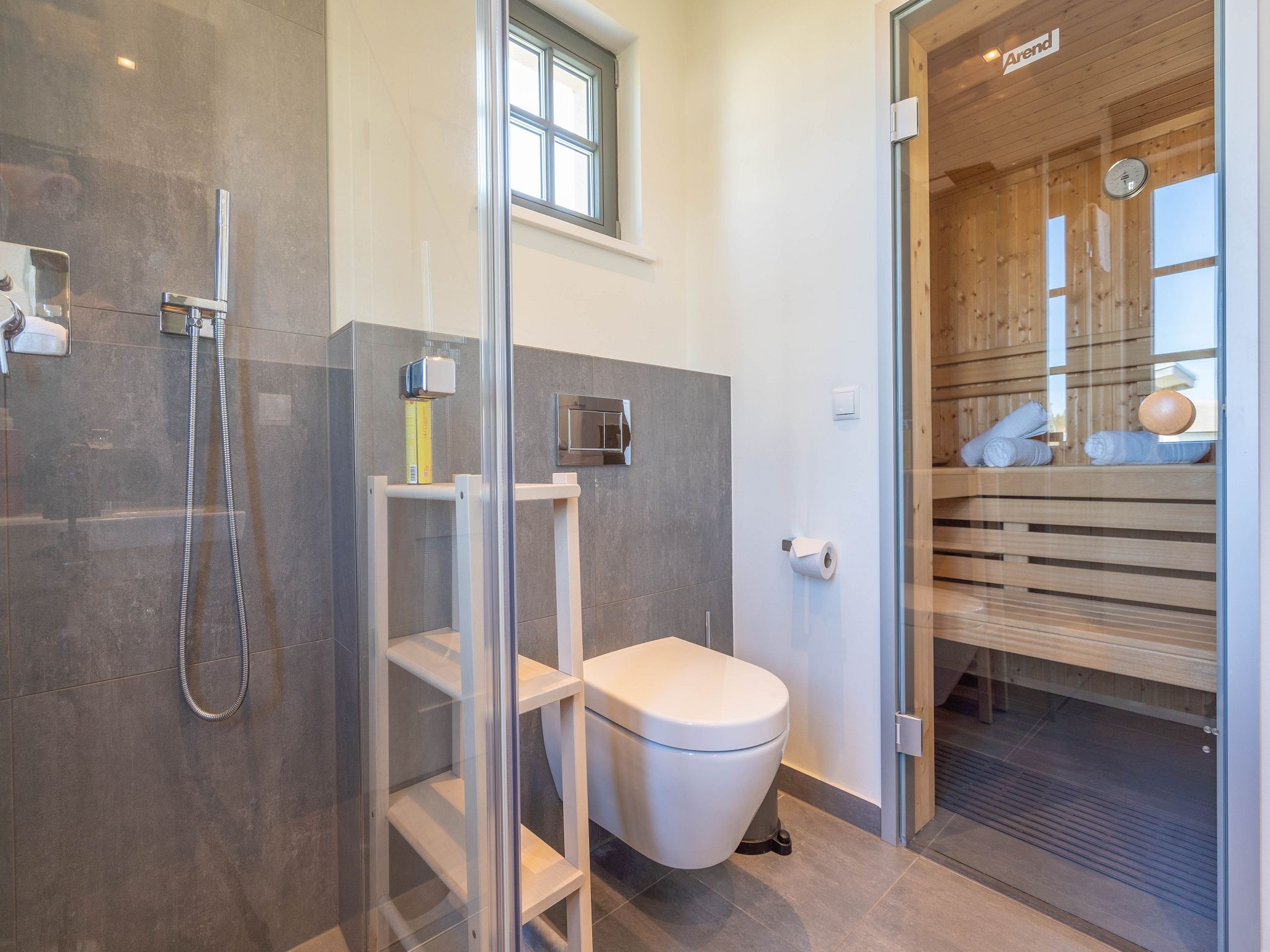 Premium Reetdachvilla mit 3 Schlafzimmern, Sauna und Kamin (E09) - Badezimmer