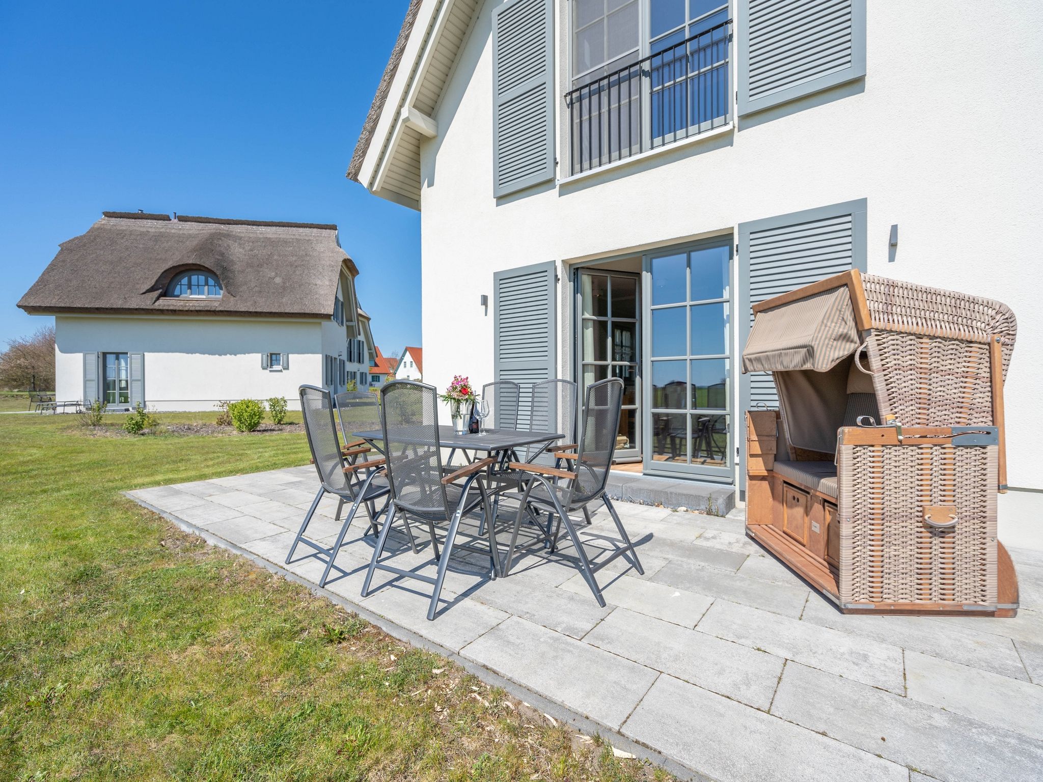 Premium Reetdachvilla mit 3 Schlafzimmern, Sauna und Kamin (E09) - Terrasse