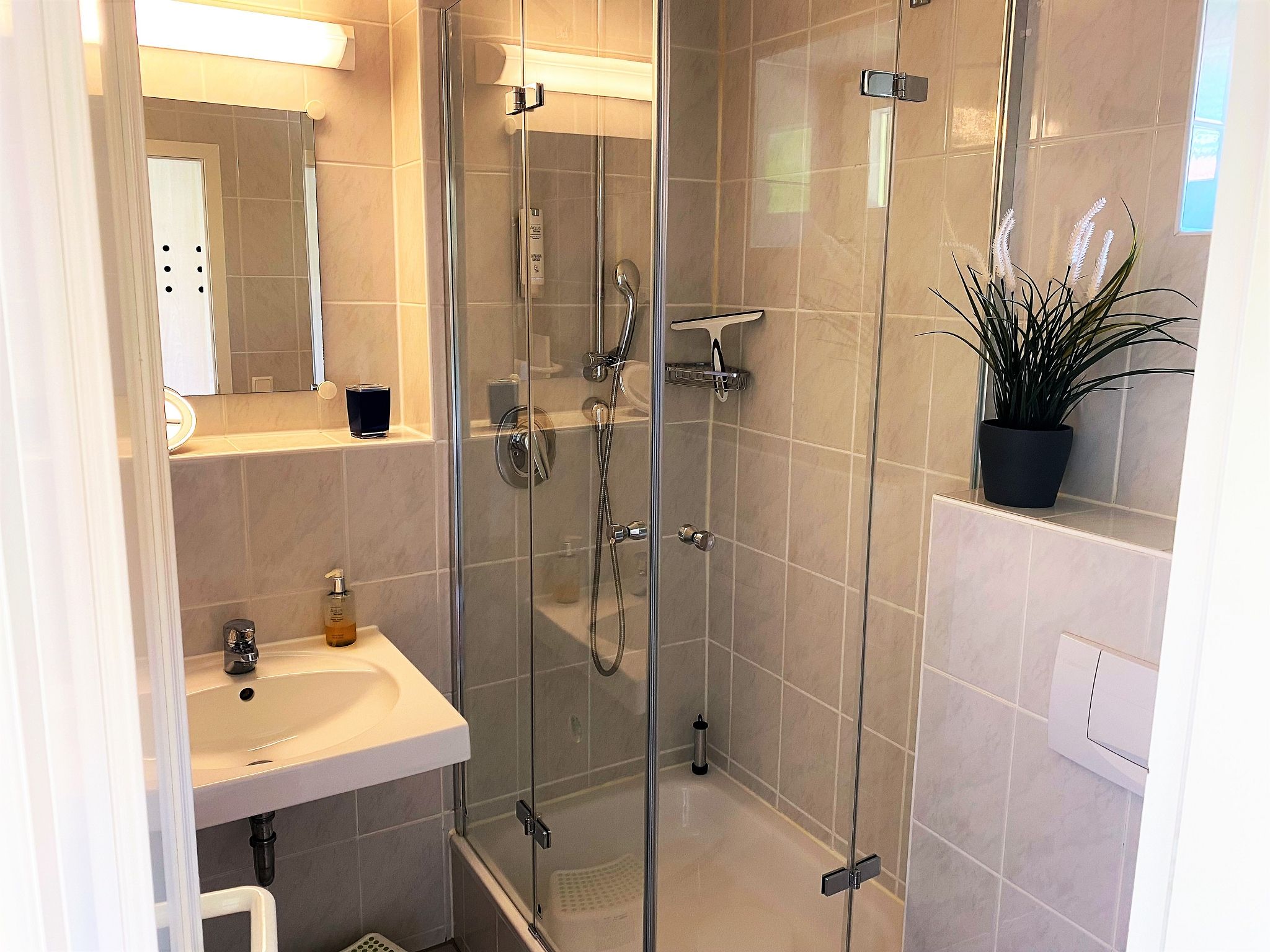 Feriendorf Rugana Komfort 1-Raum Ferienwohnung mit Terrasse (B23) Insel Rügen - Badezimmer