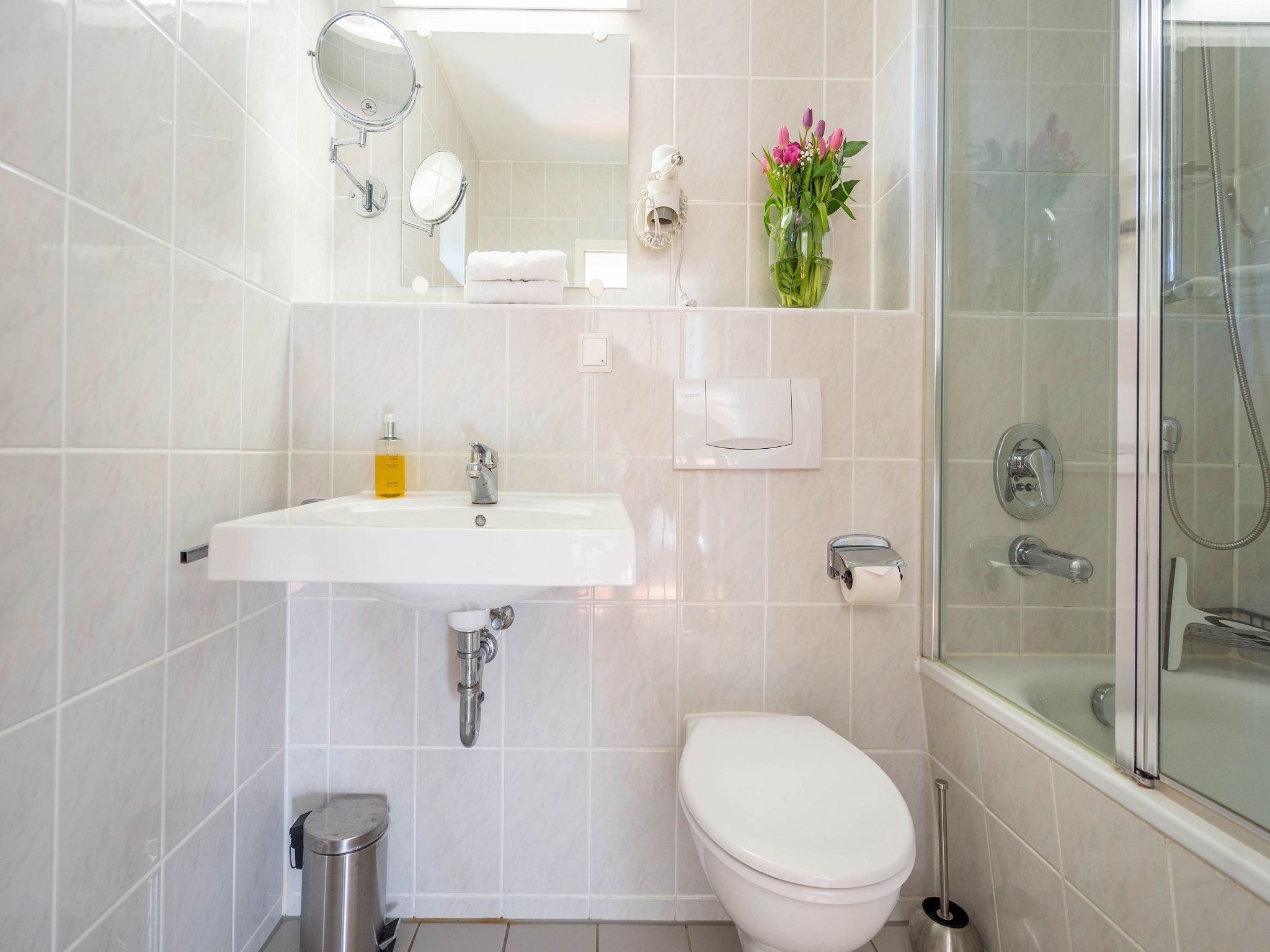 Feriendorf Rugana Komfort Ferienwohnung mit 1 Schlafzimmer und Terrasse (C08) Insel Rügen - Badezimmer