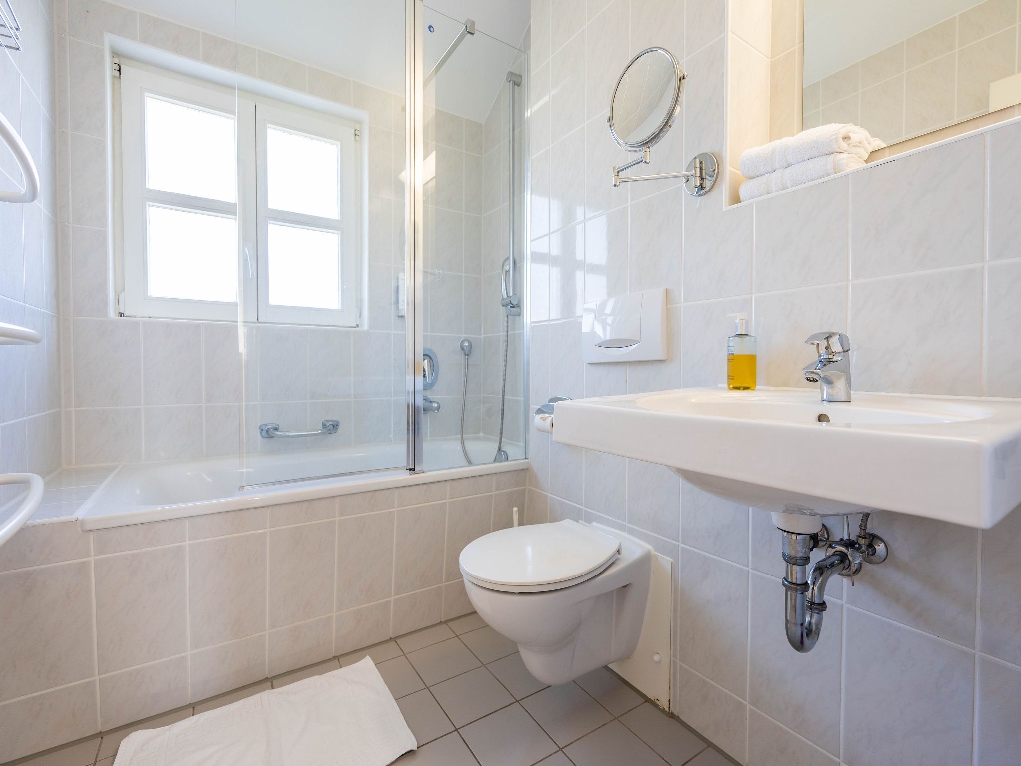 Feriendorf Rugana Klassik Ferienwohnung mit 2 Schlafzimmern und Terrasse (C26) Insel Rügen - Badezimmer