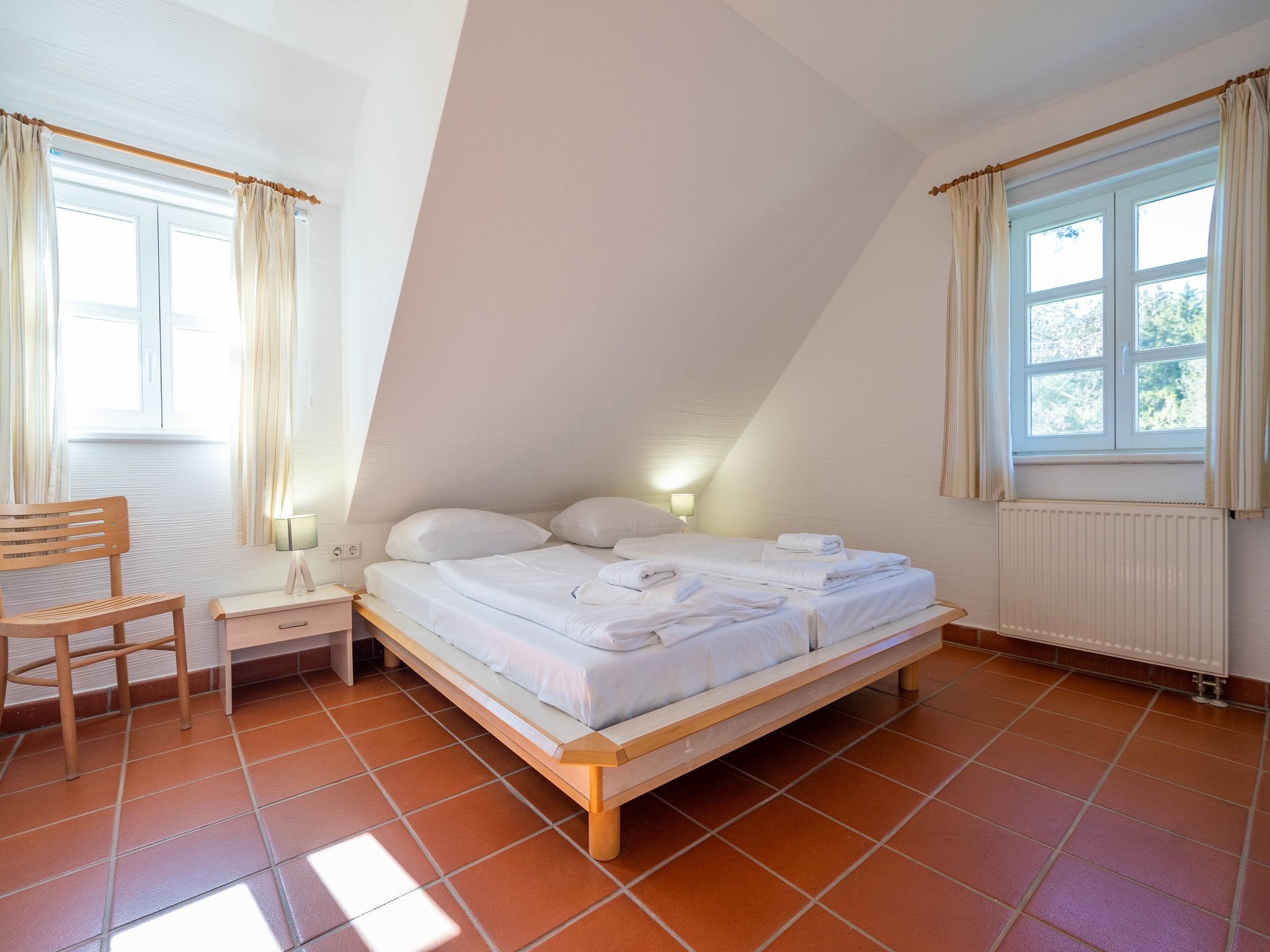 Feriendorf Rugana Klassik Ferienwohnung mit 2 Schlafzimmern und Terrasse (C26) Insel Rügen - Schlafzimmer