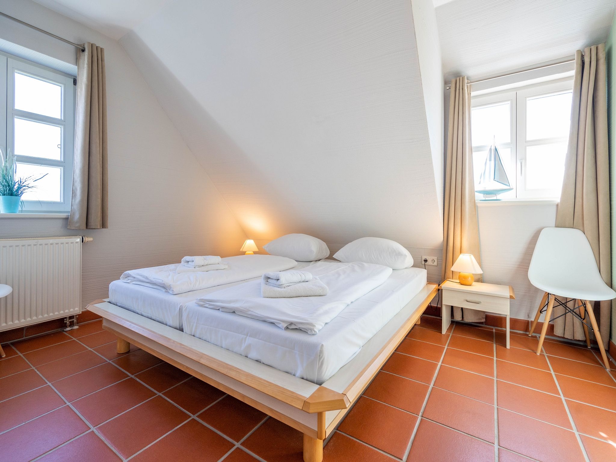 Feriendorf Rugana Komfortplus Ferienwohnung mit 2 Schlafzimmern und Terrasse (D35) Insel Rügen - Schlafzimmer