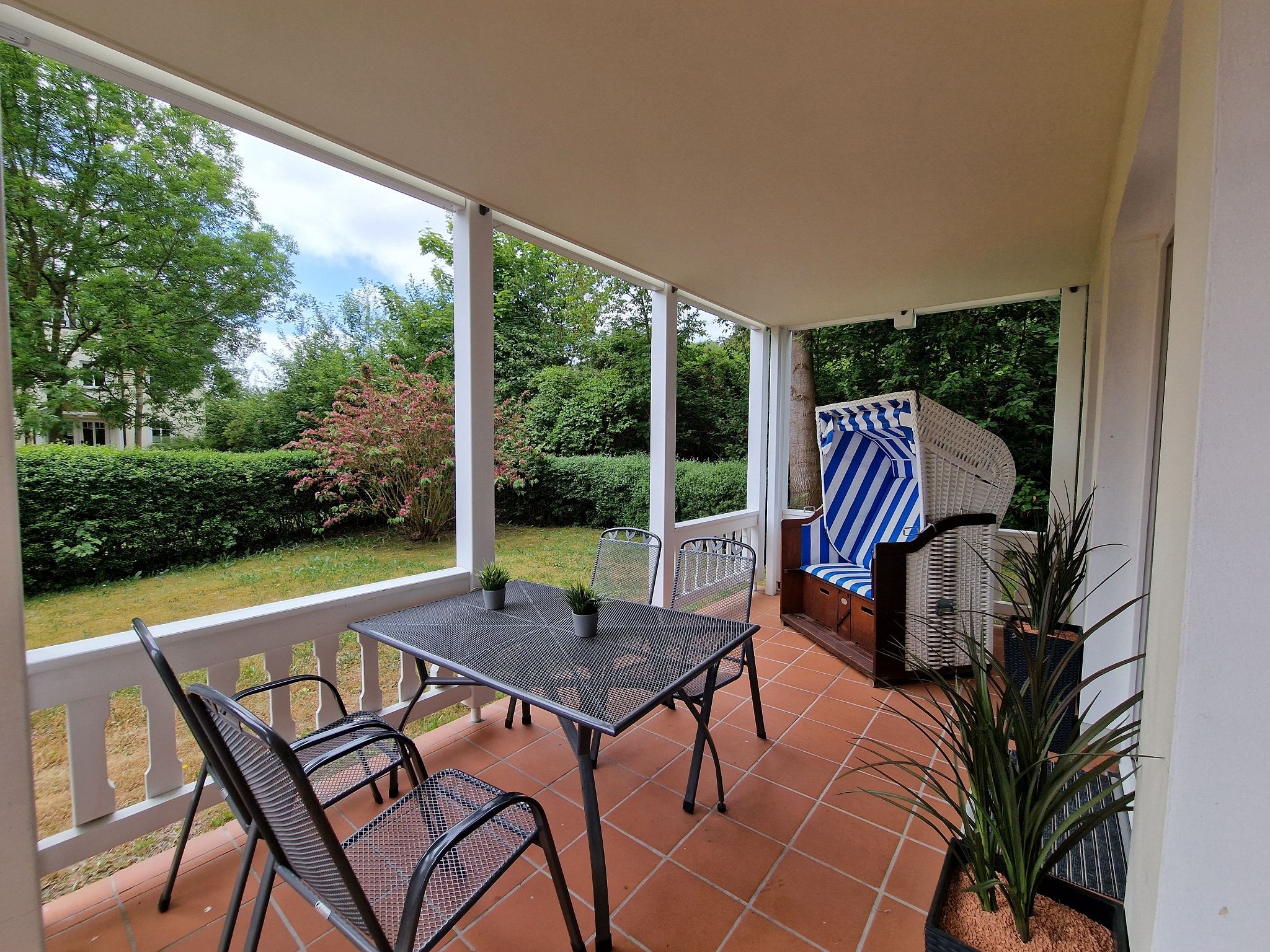 Dünenpark Binz Komfortplus Ferienwohnung mit 1 Schlafzimmer und Terrasse im Erdgeschoss (050) Insel Rügen - Terrasse