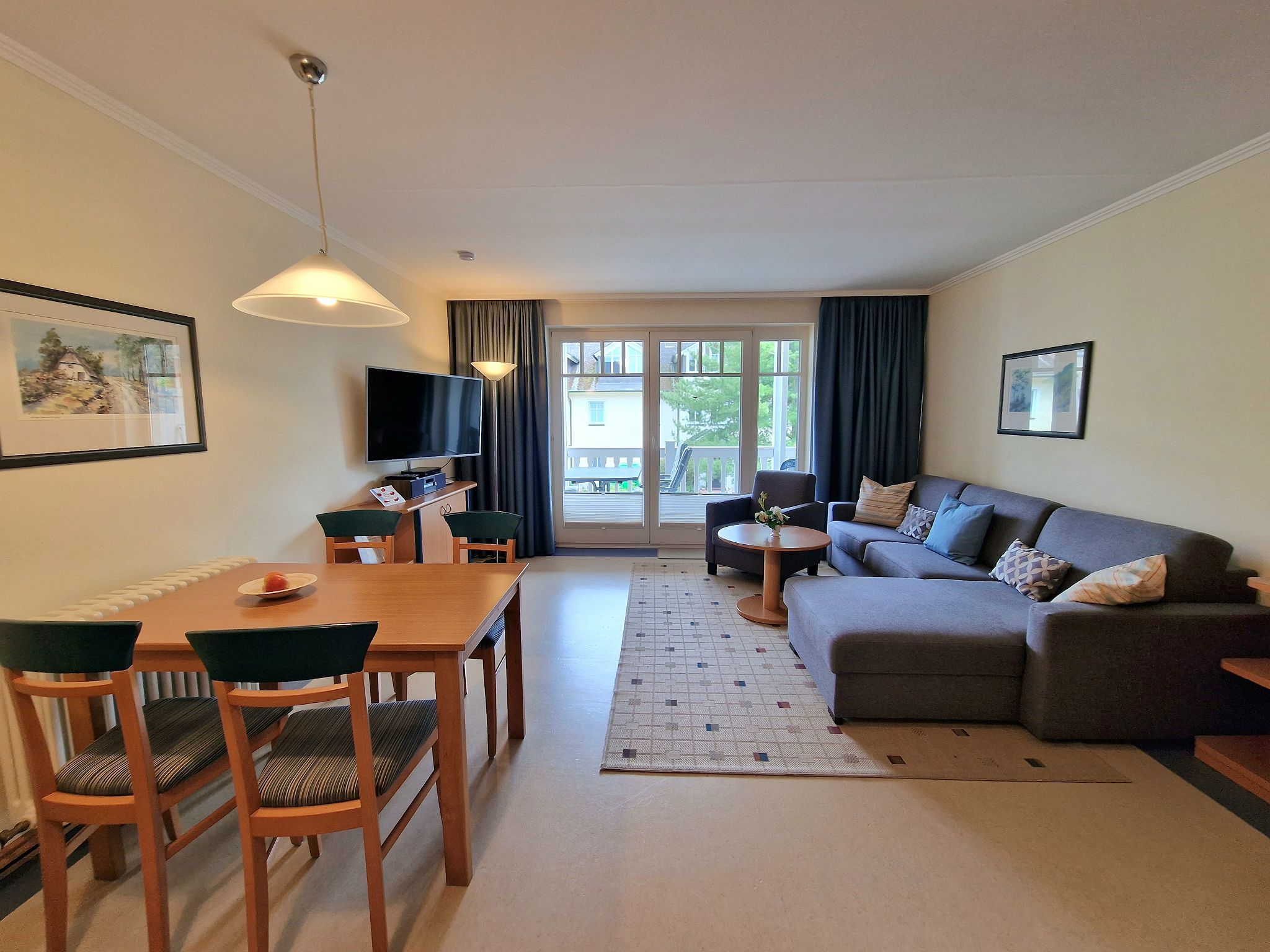 Dünenpark Binz Komfort Ferienwohnung mit 1 Schlafzimmer und Balkon im Obergeschoss (078) Insel Rügen - Wohnzimmer