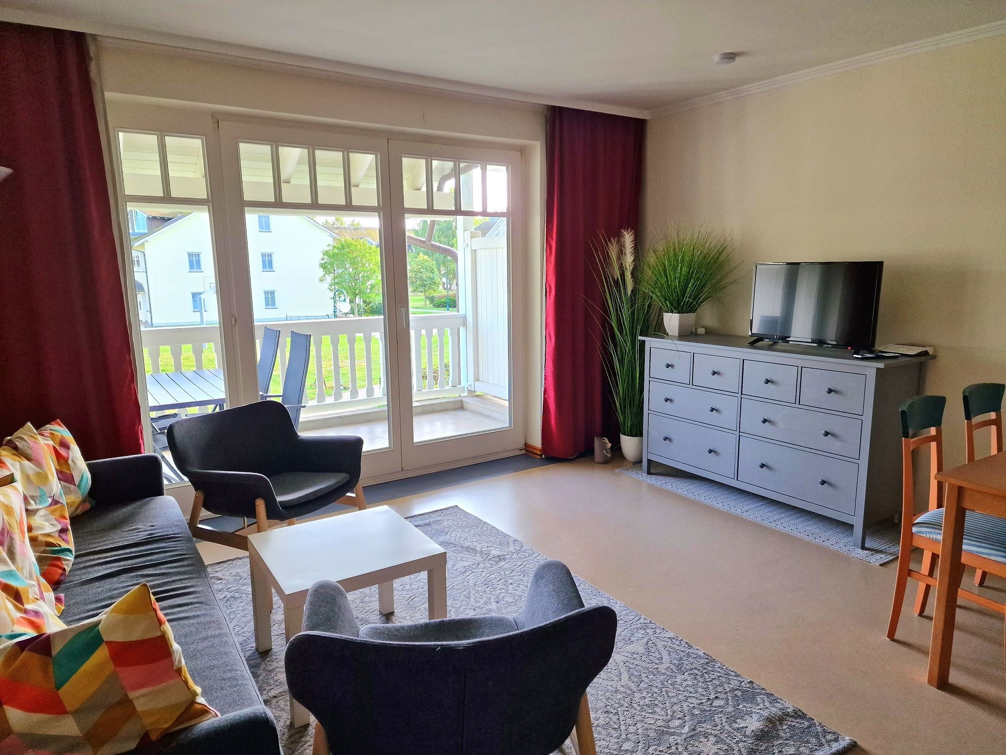 Dünenpark Binz Komfort Ferienwohnung mit 1 Schlafzimmer und Balkon im Obergeschoss (019) Insel Rügen - Wohnzimmer