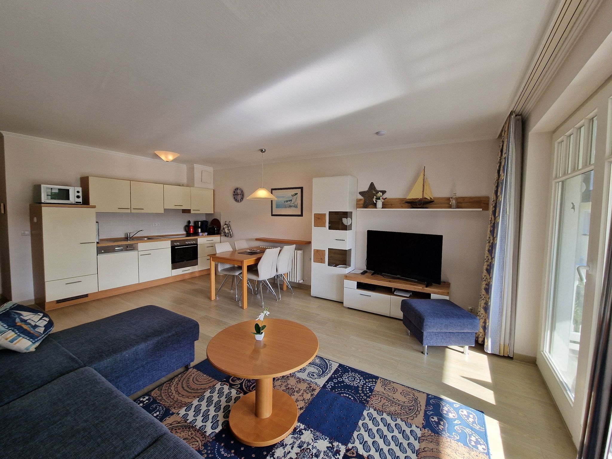 Dünenpark Binz Komfortplus Ferienwohnung mit 1 Schlafzimmer und Balkon im Obergeschoss (122) Insel Rügen - Wohnzimmer