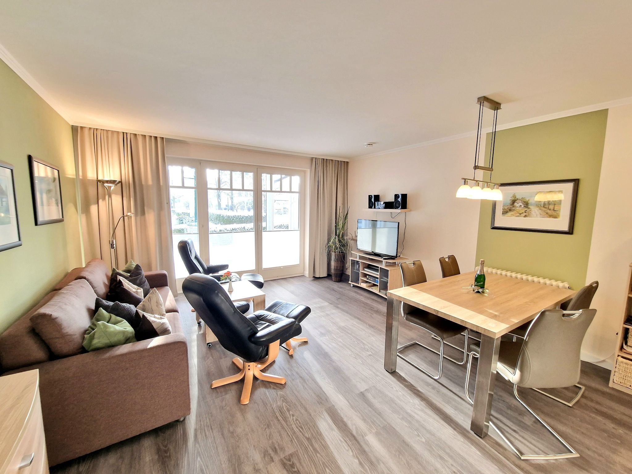 Dünenpark Binz Komfortplus Ferienwohnung mit 1 Schlafzimmer und Terrasse im Erdgeschoss (129) Insel Rügen - Wohnzimmer