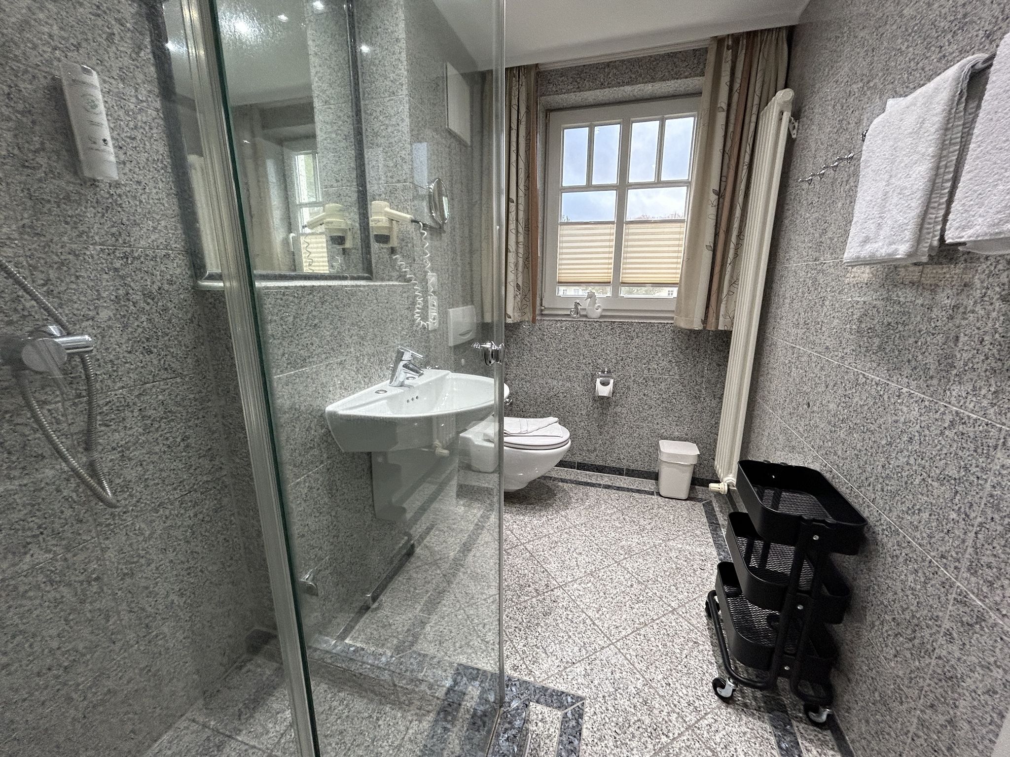 Dünenpark Binz Komfortplus Ferienwohnung mit 2 Schlafzimmern und Balkon im Dachgeschoss (269) Insel Rügen - Badezimmer