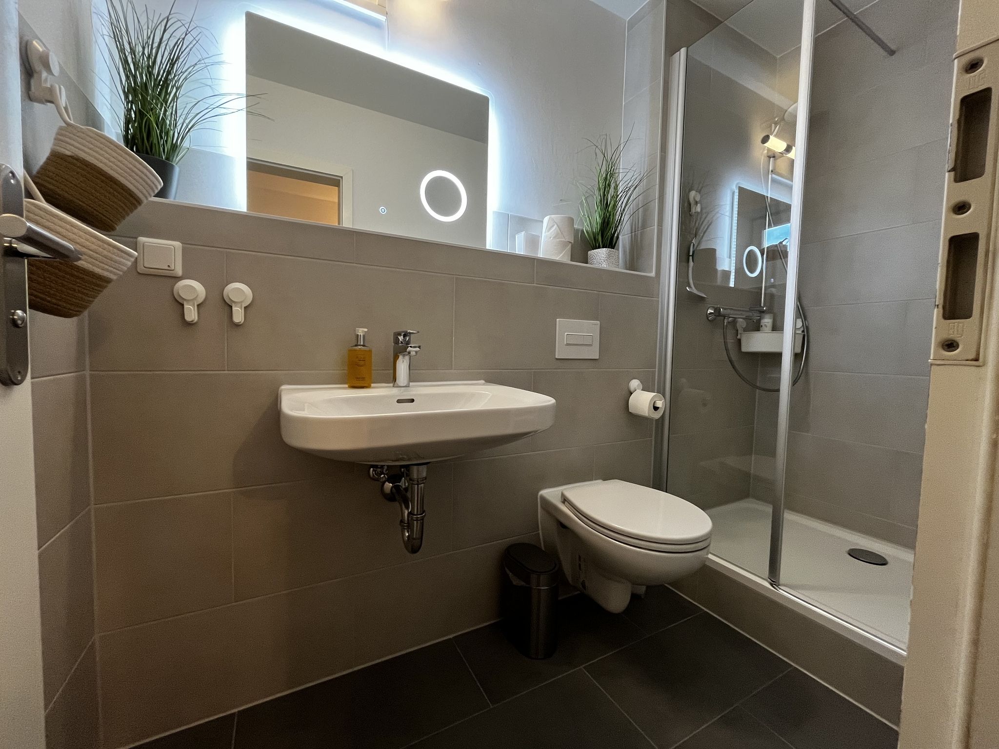 Feriendorf Rugana Komfortplus Ferienwohnung mit 1 Schlafzimmer und Terrasse (D41) Insel Rügen - Badezimmer