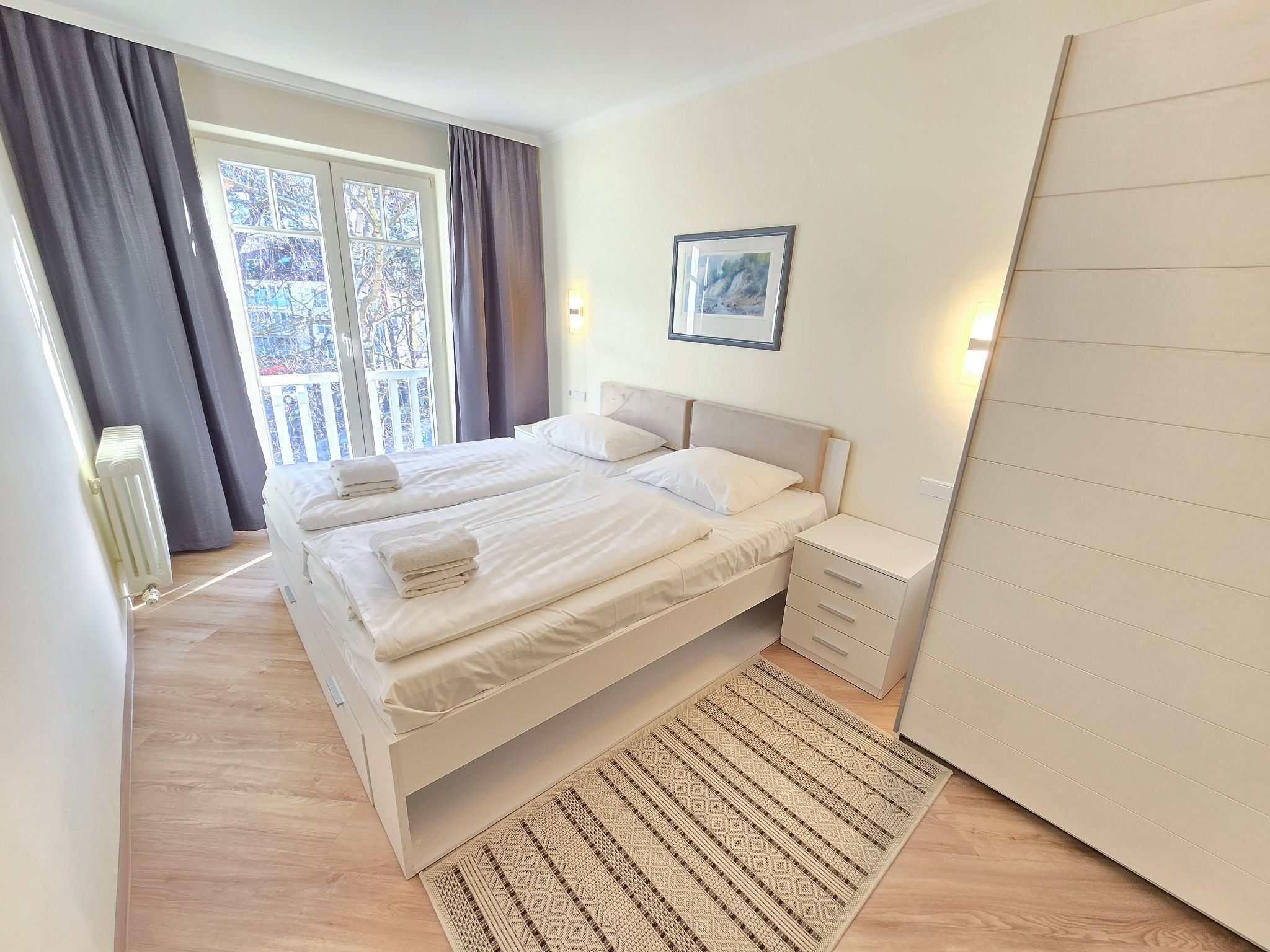 Dünenpark Binz Komfortplus Ferienwohnung mit 1 Schlafzimmer und Balkon im Dachgeschoss (271) Insel Rügen - Schlafzimmer