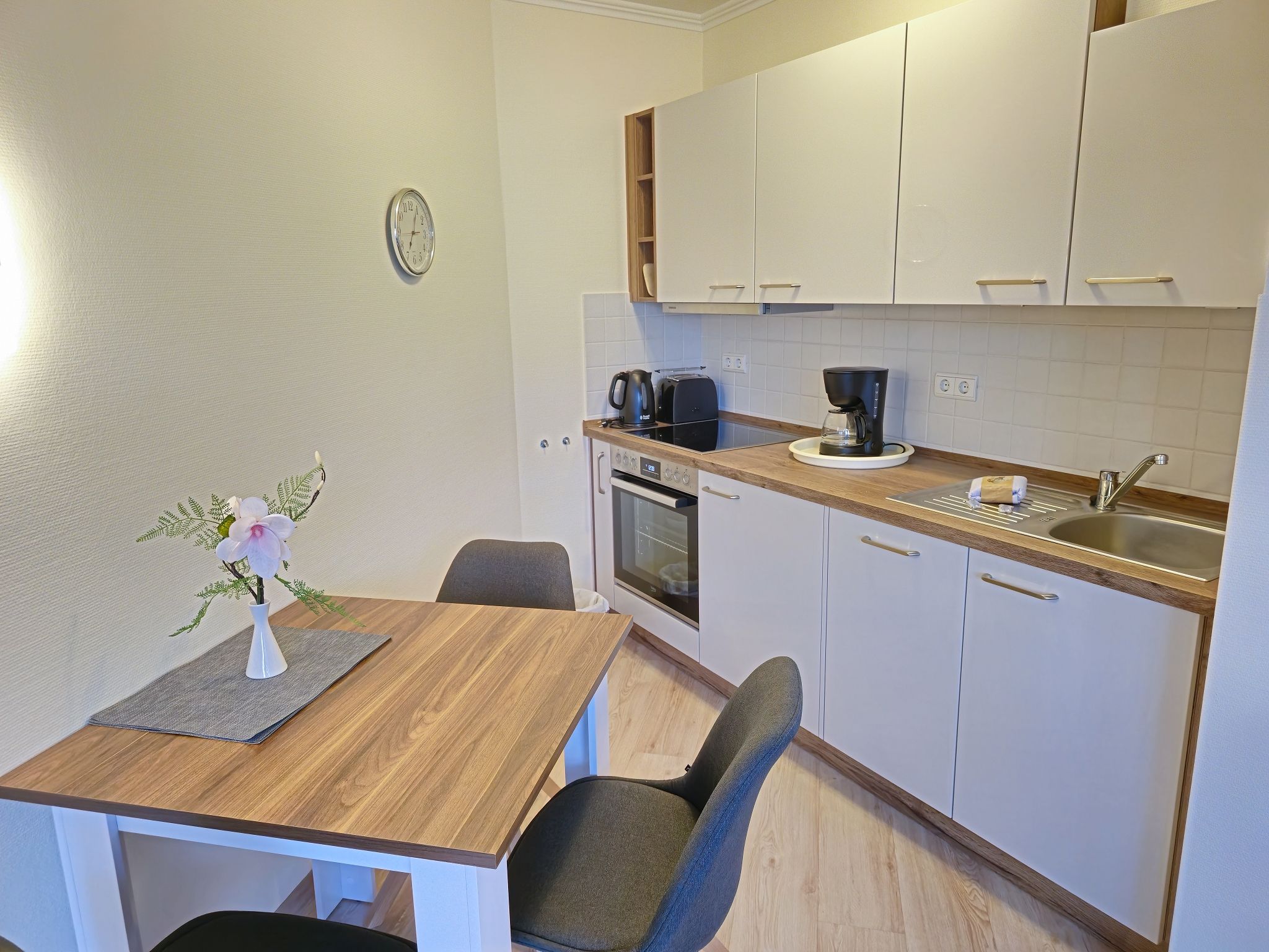 Dünenpark Binz Komfortplus Ferienwohnung mit 1 Schlafzimmer und Balkon im Dachgeschoss (271) Insel Rügen - Küche / Küchenzeile